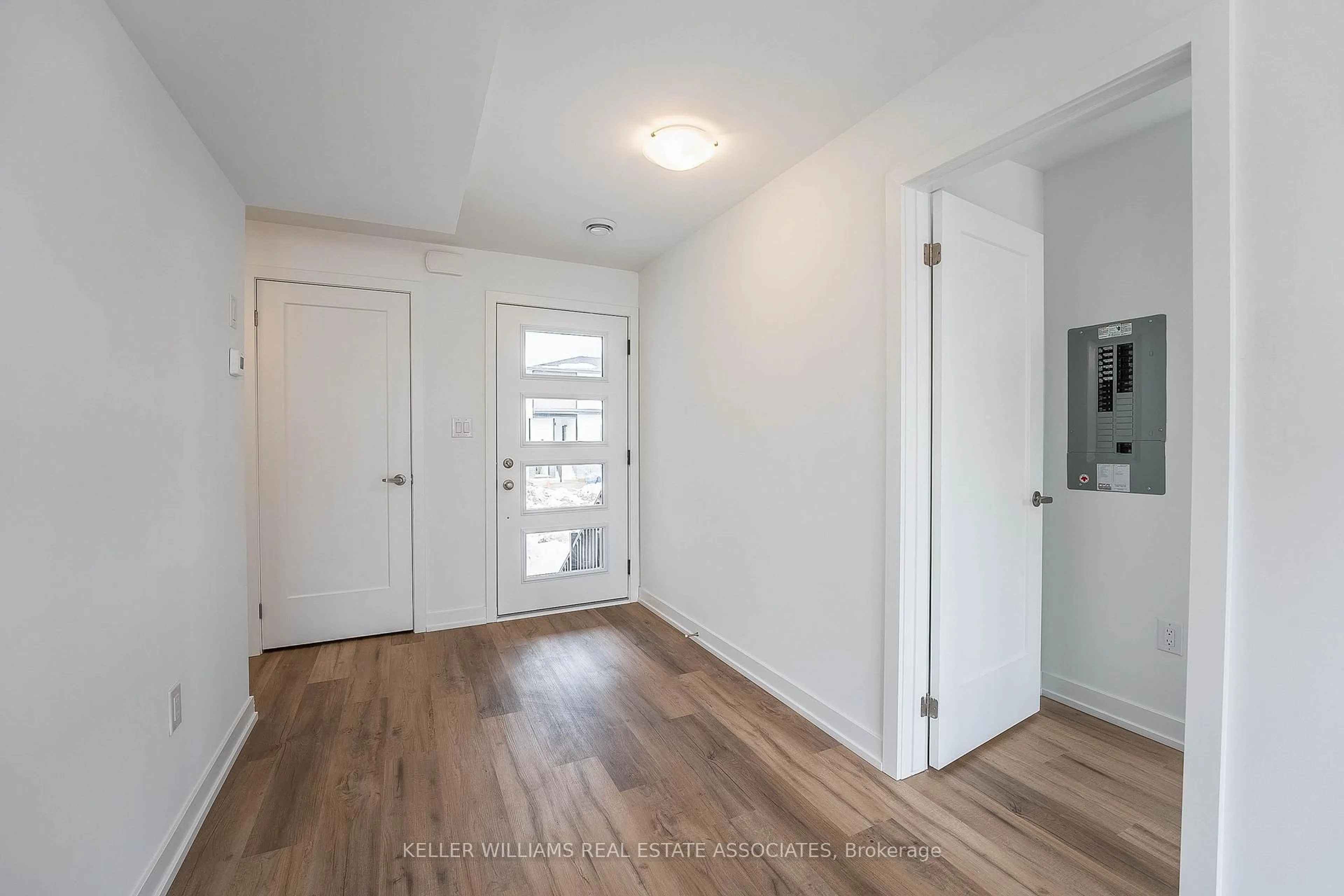 Indoor entryway for 4263 FOURTH Ave #321, Niagara Falls Ontario L2E 0C2