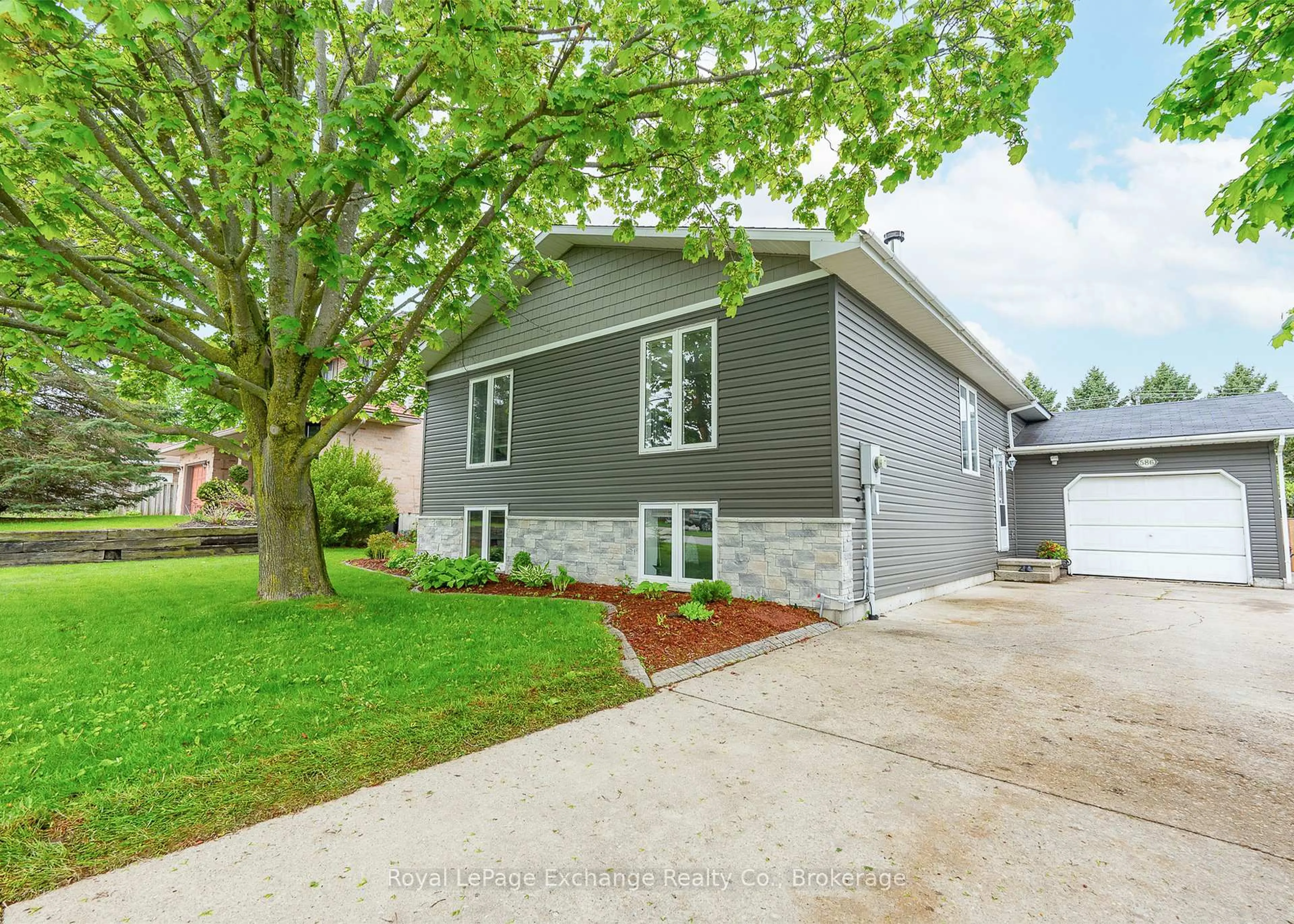 Home with vinyl exterior material, street for 586 McGaw Dr, Kincardine Ontario N2Z 1V4