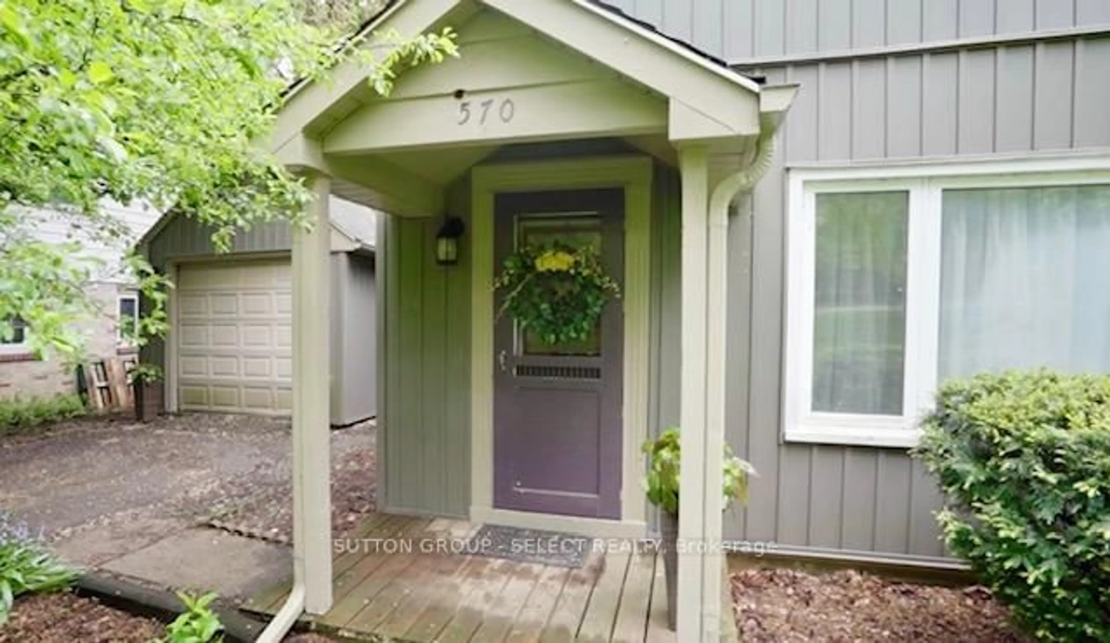 Indoor entryway for 570 Kingsway Ave, London North Ontario N6H 3A1