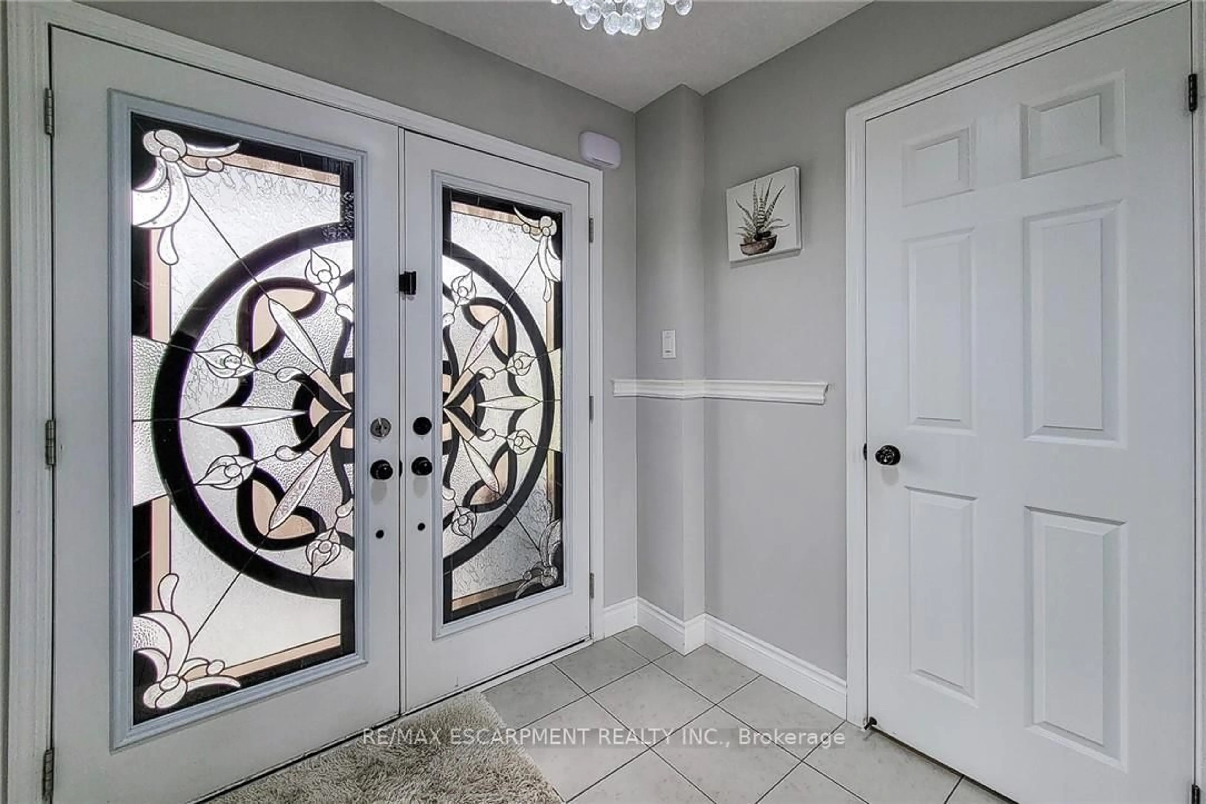 Indoor entryway for 76 MCALLISTAR Dr, Hamilton Ontario L0R 1C0