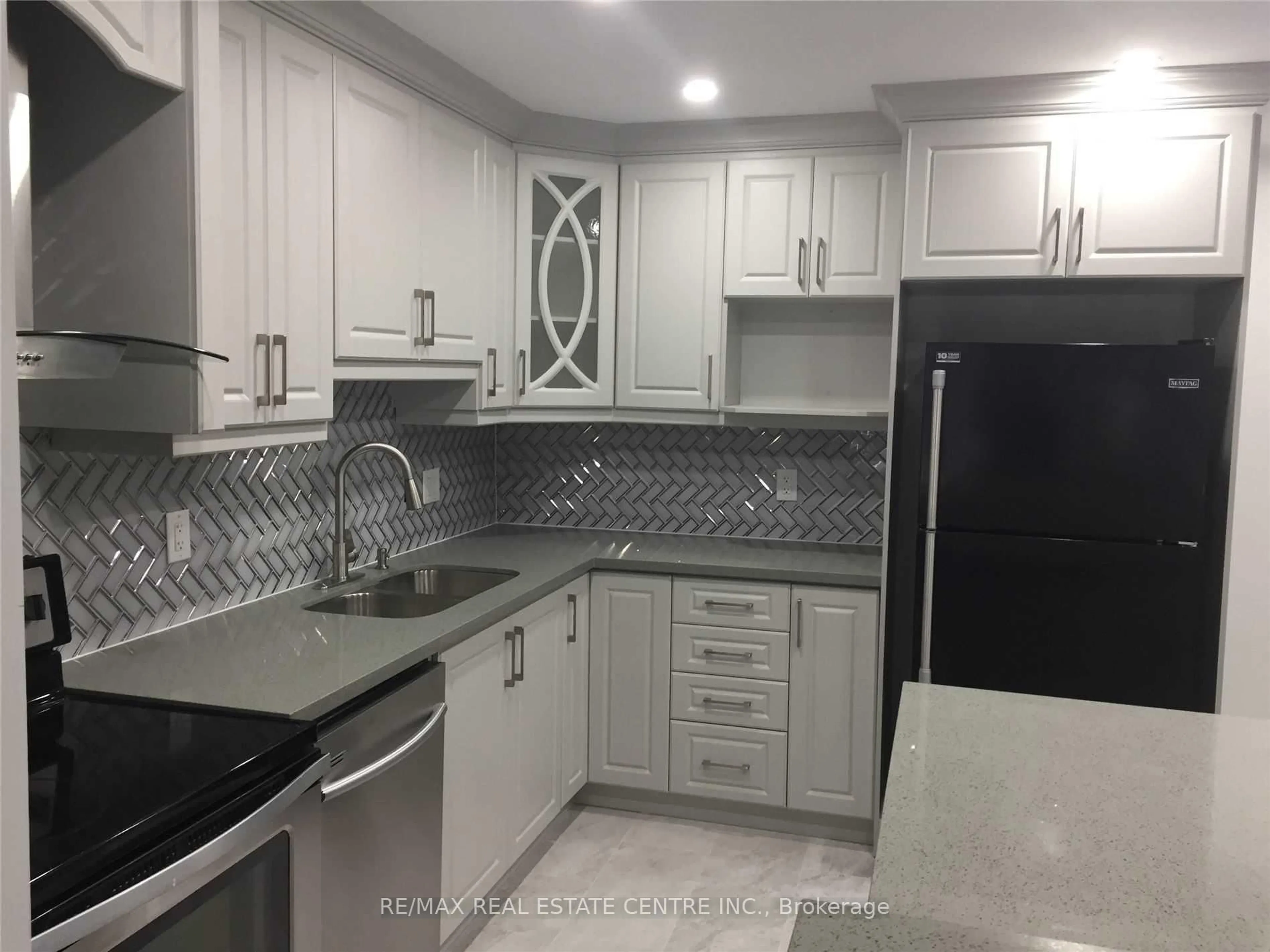 Standard kitchen, ceramic/tile floor for 1155 Gordon St #130, Guelph Ontario N1L 1S8