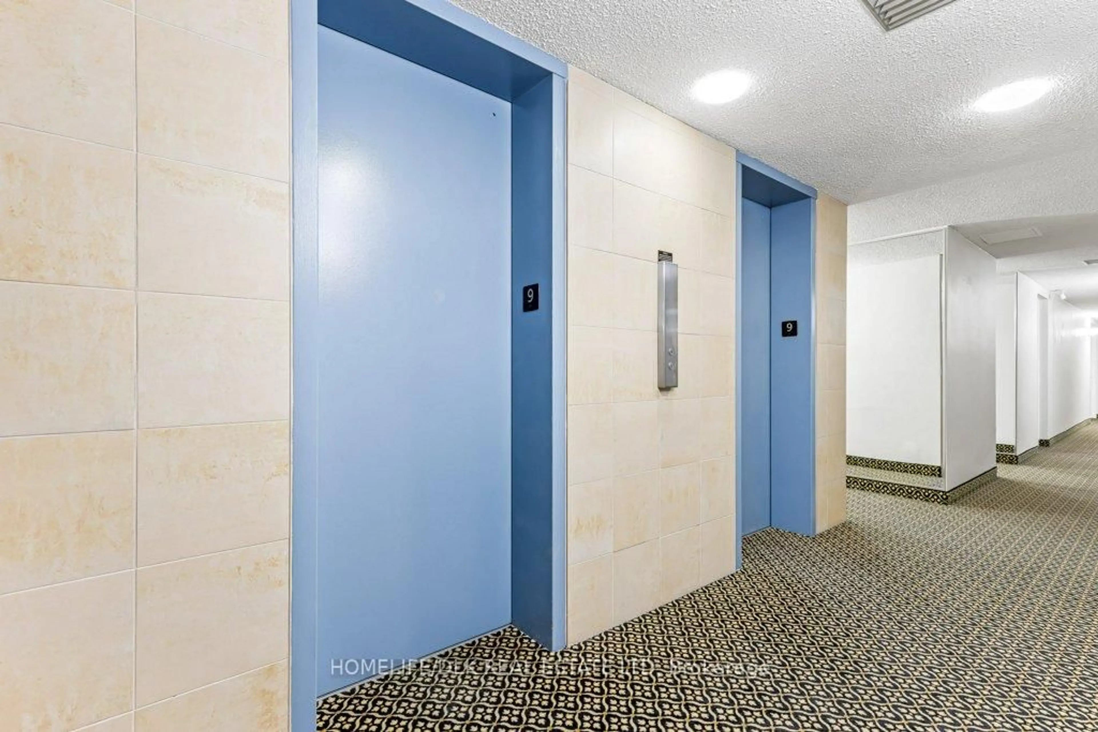 Indoor foyer for 109 King St #406, Brockville Ontario K6V 1B8