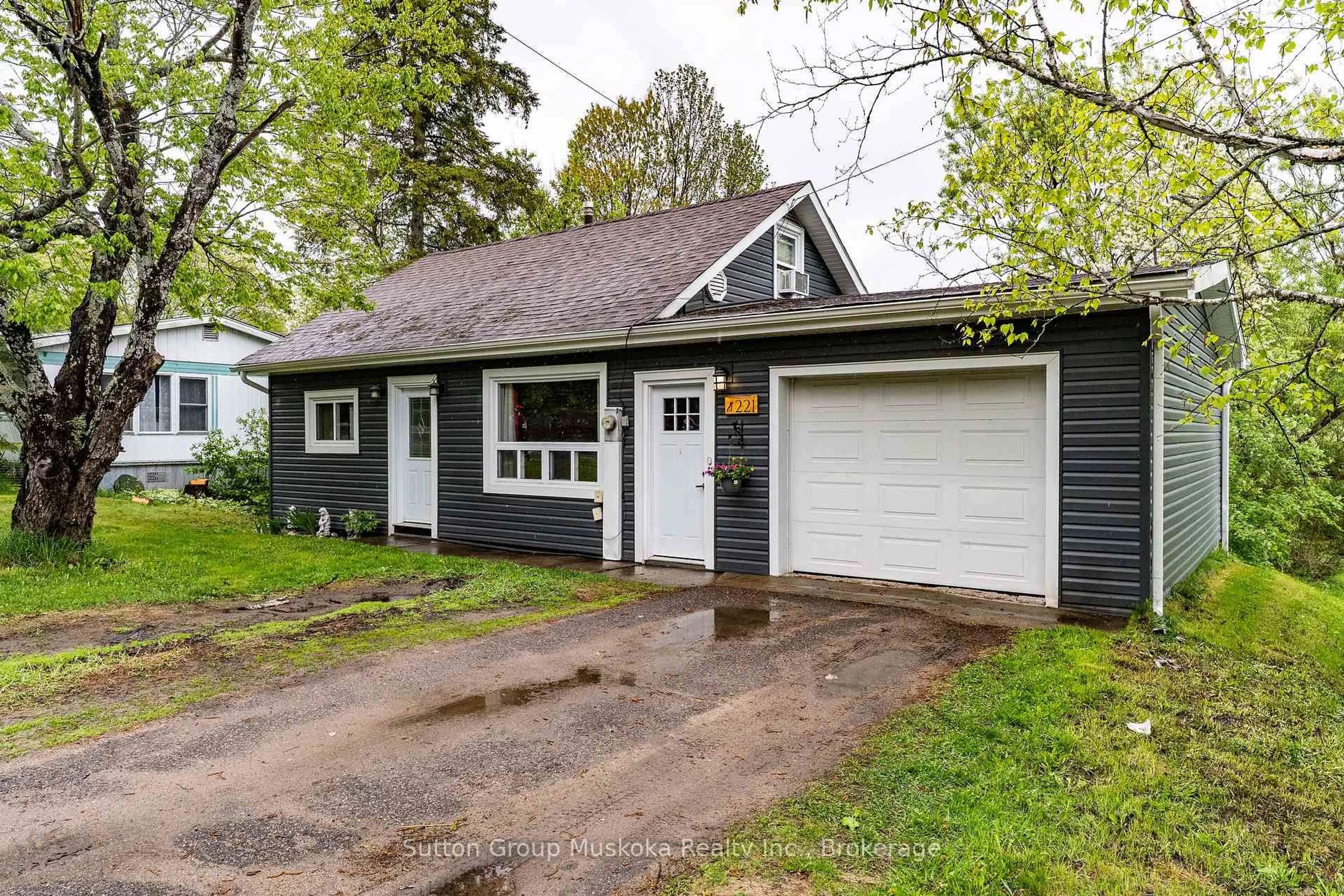 Home with vinyl exterior material, street for 221 yonge St, Burk's Falls Ontario P0A 1C0