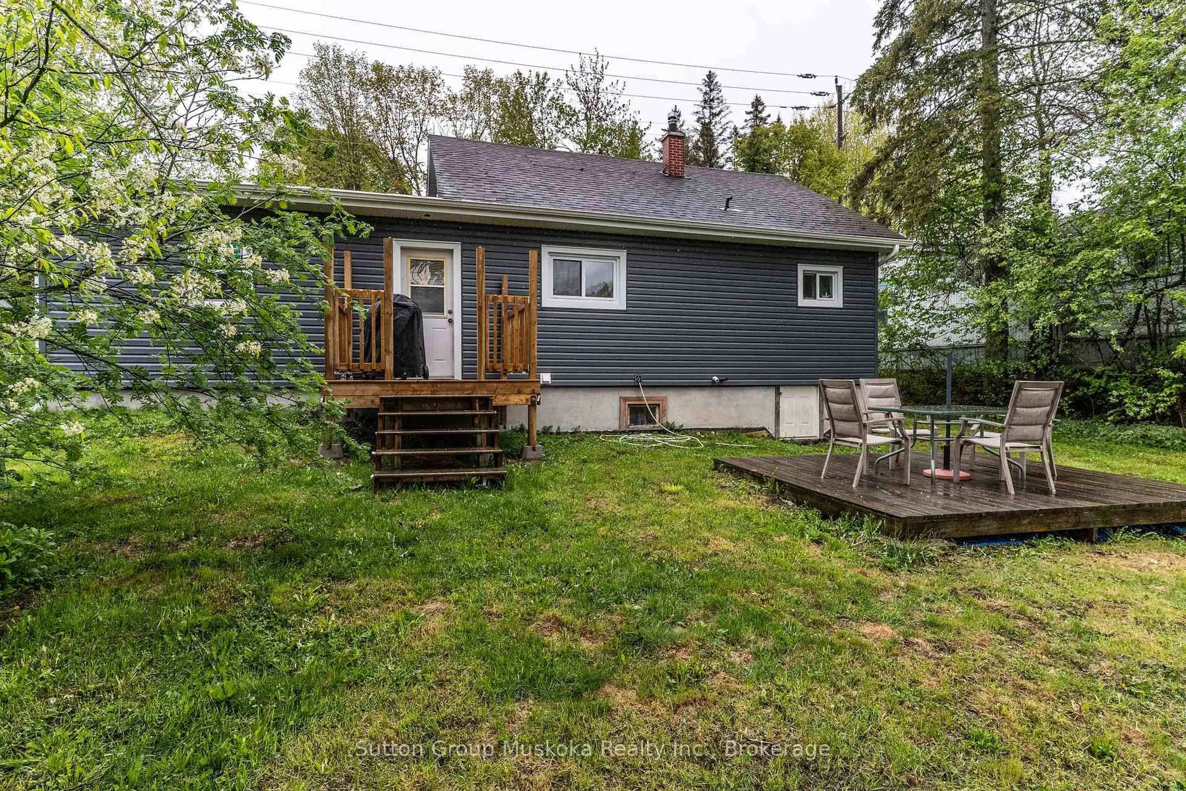 Patio, street for 221 yonge St, Burk's Falls Ontario P0A 1C0