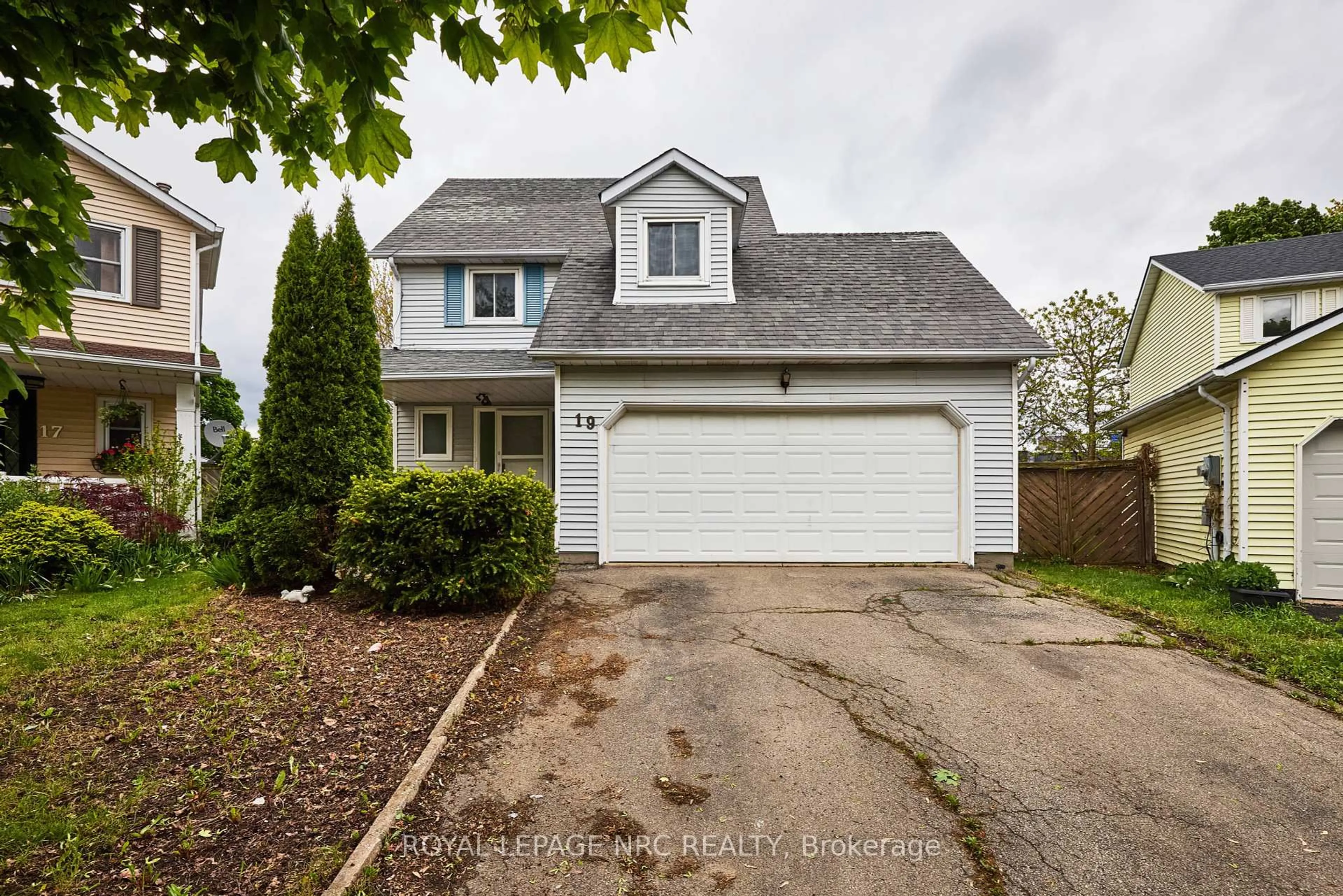 Home with vinyl exterior material, street for 19 Rannie Crt, Thorold Ontario L2V 4X1