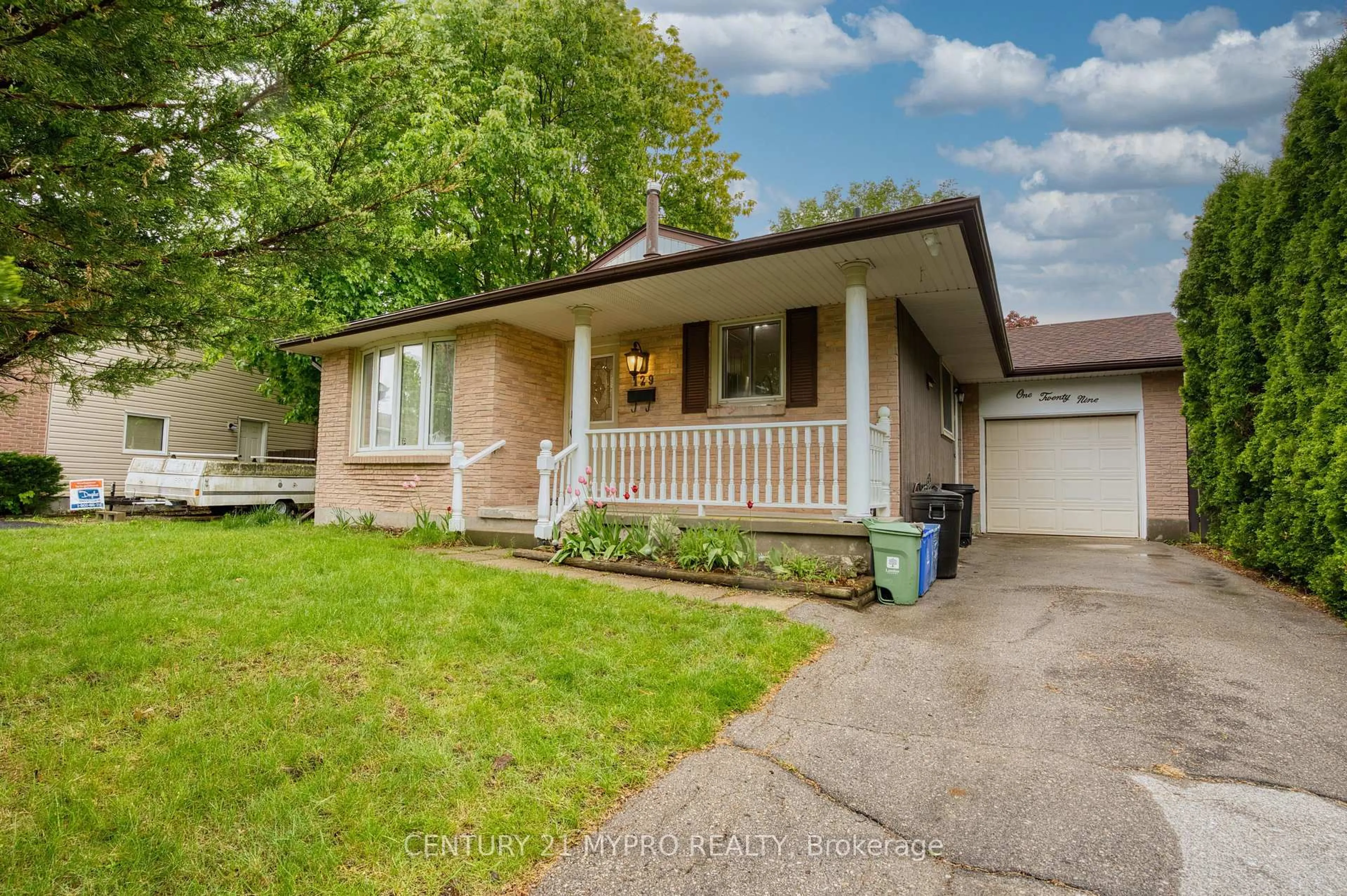 Home with vinyl exterior material, street for 129 Winding Woods Rd, London North Ontario N6G 3G7