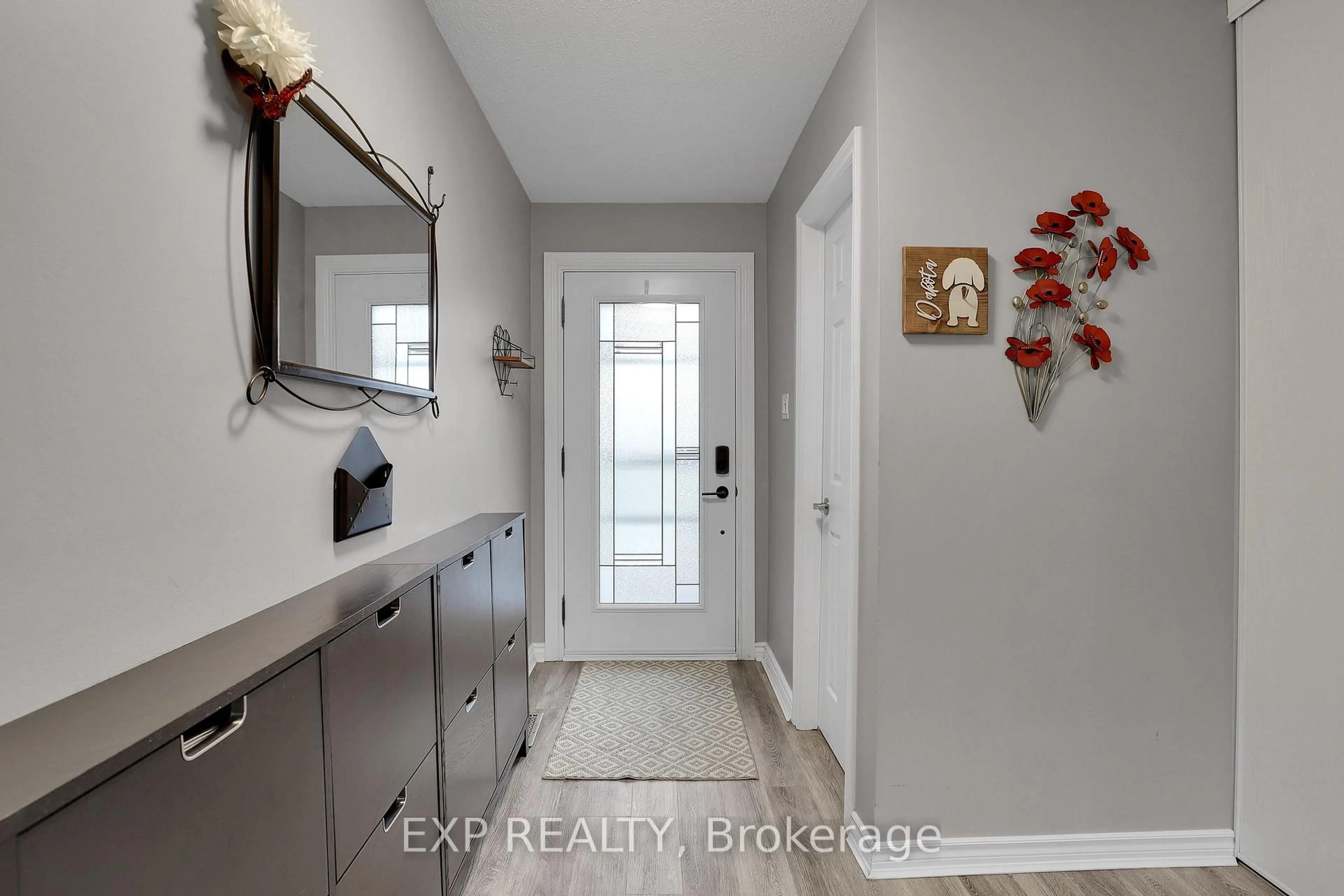 Indoor entryway for 112 CLAIBORNE Way, Orleans Ontario K1E 3V9