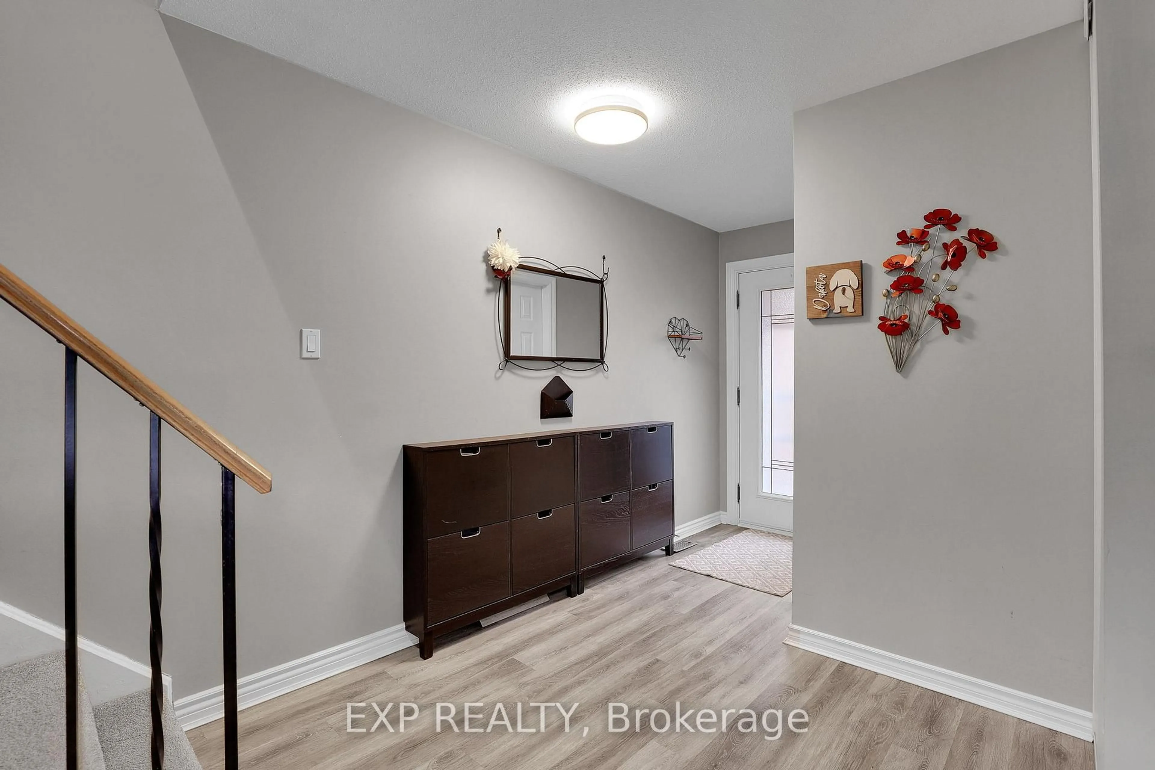 Indoor entryway for 112 CLAIBORNE Way, Orleans Ontario K1E 3V9