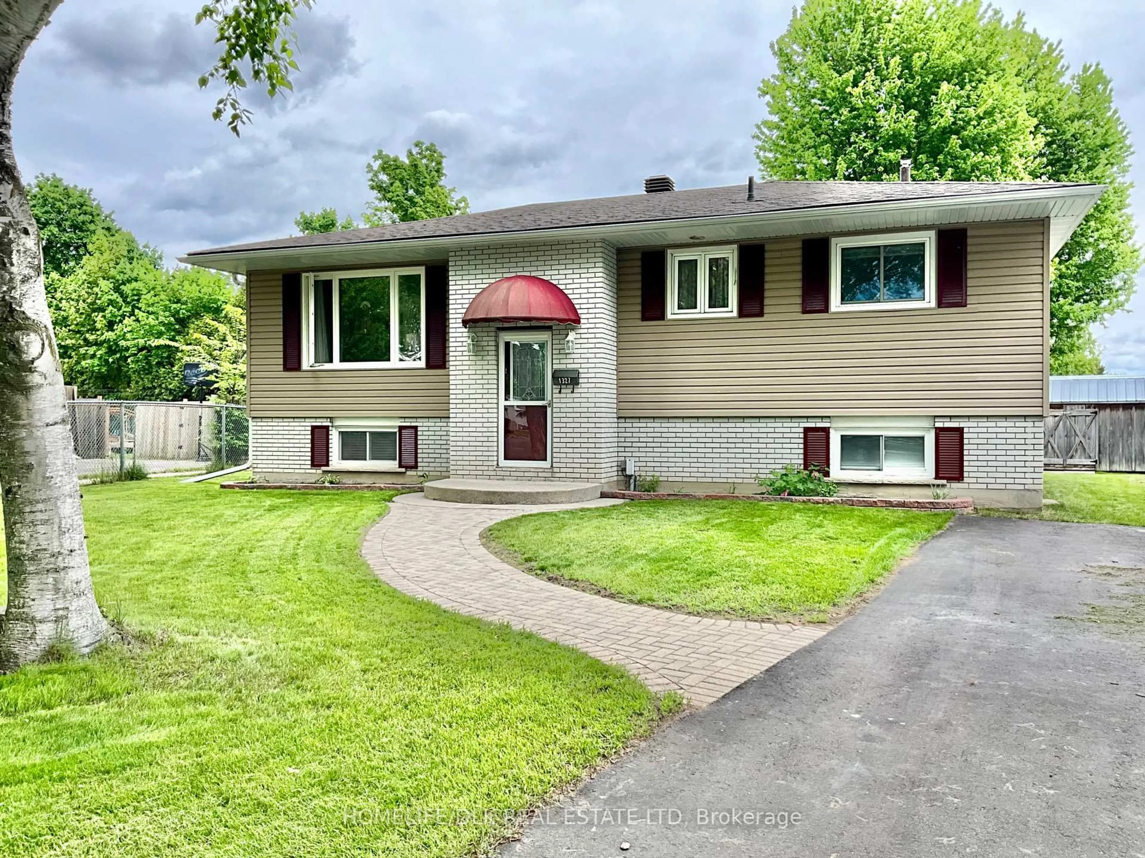 Home with vinyl exterior material, street for 1327 Borden Cres, Brockville Ontario K6V 5X6