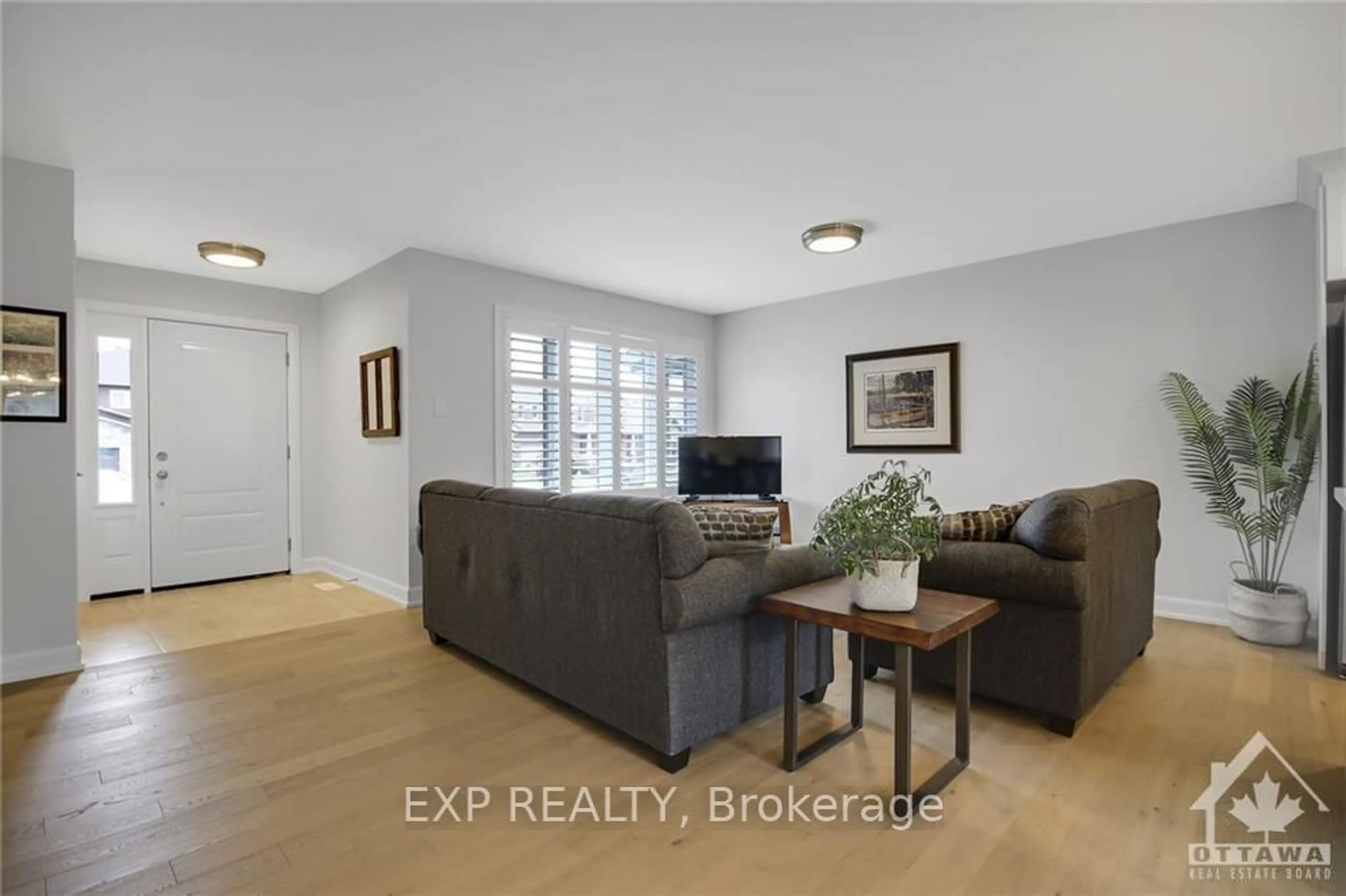 Living room with furniture, unknown for 53 Craig St, Russell Ontario K4R 1A6
