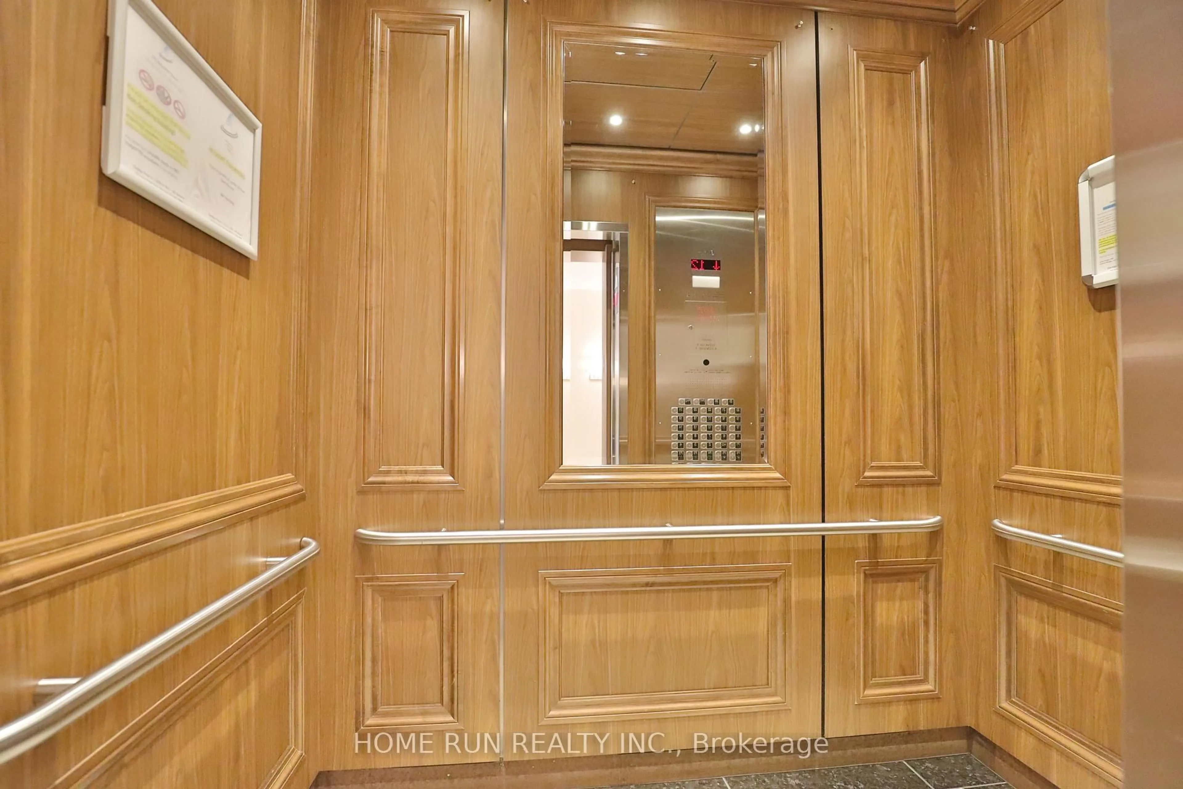 Indoor foyer for 195 BESSERER St #1203, Ottawa Ontario K1N 0B6
