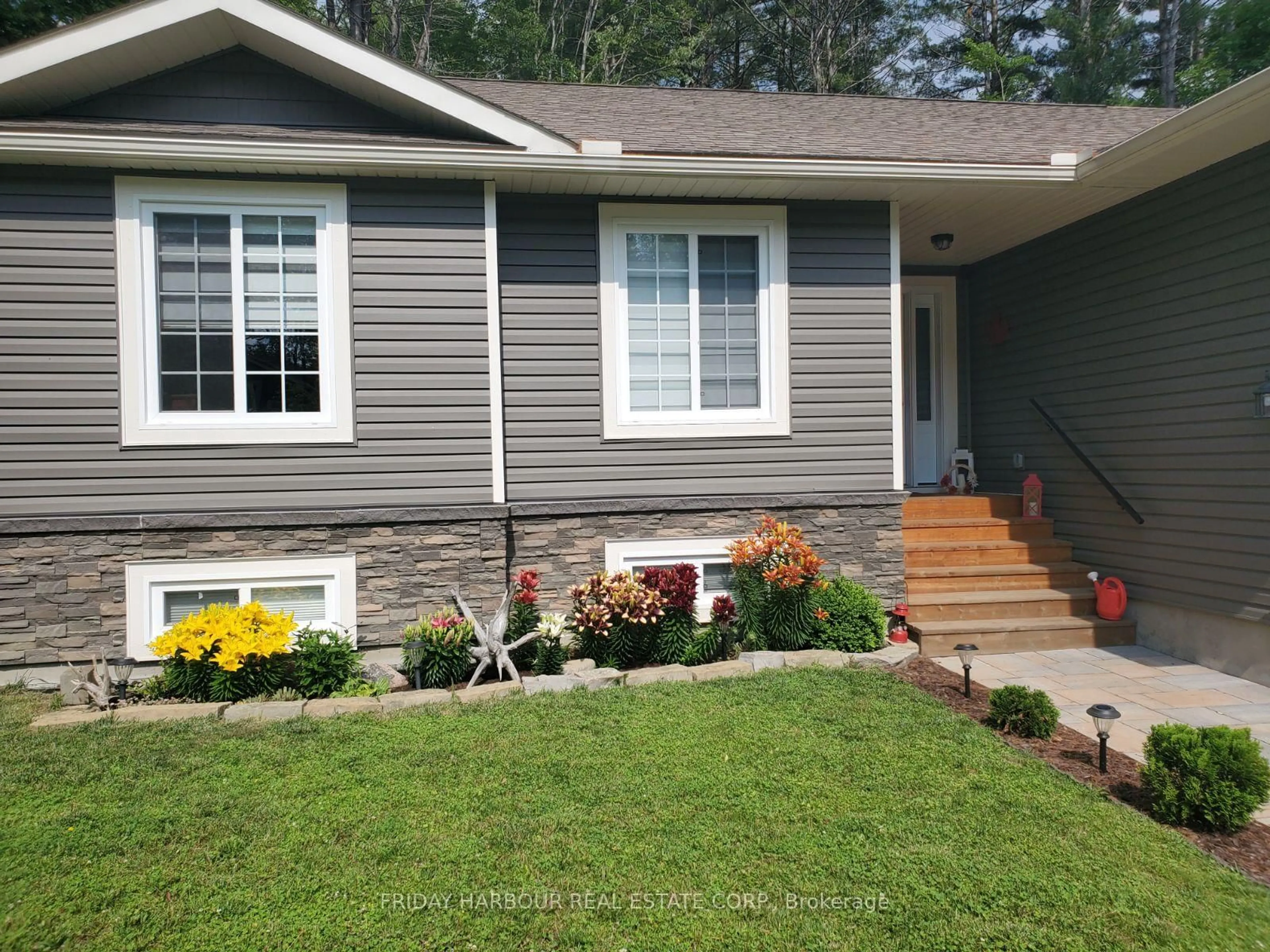 Home with vinyl exterior material, unknown for 202 Vel-Dor Cres, Bracebridge Ontario P1L 1J4