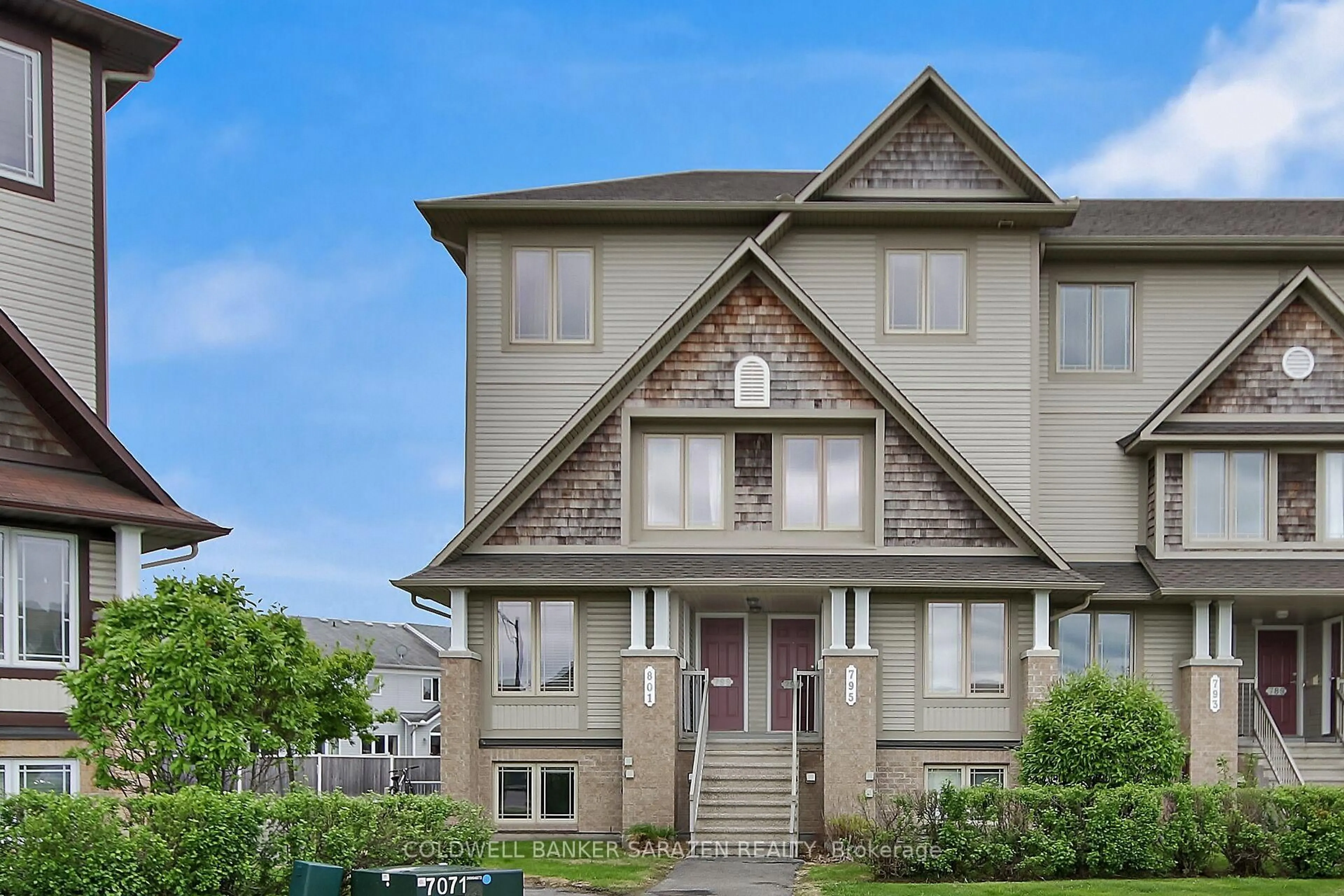 Home with vinyl exterior material, street for 797 Lakeridge Dr, Ottawa Ontario K4A 0N4