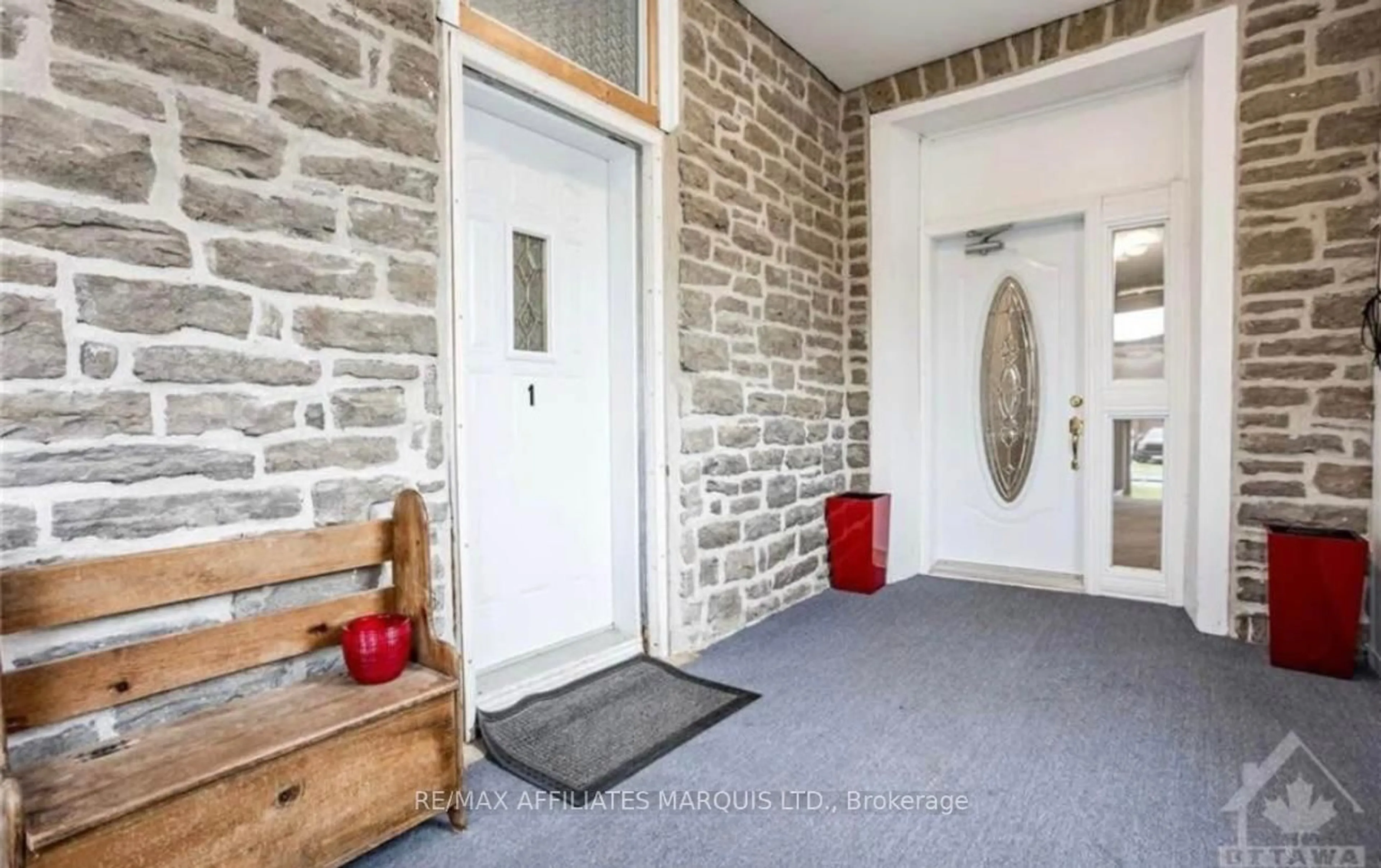 Indoor entryway for 20 South St, Edwardsburgh/Cardinal Ontario K0E 1X0