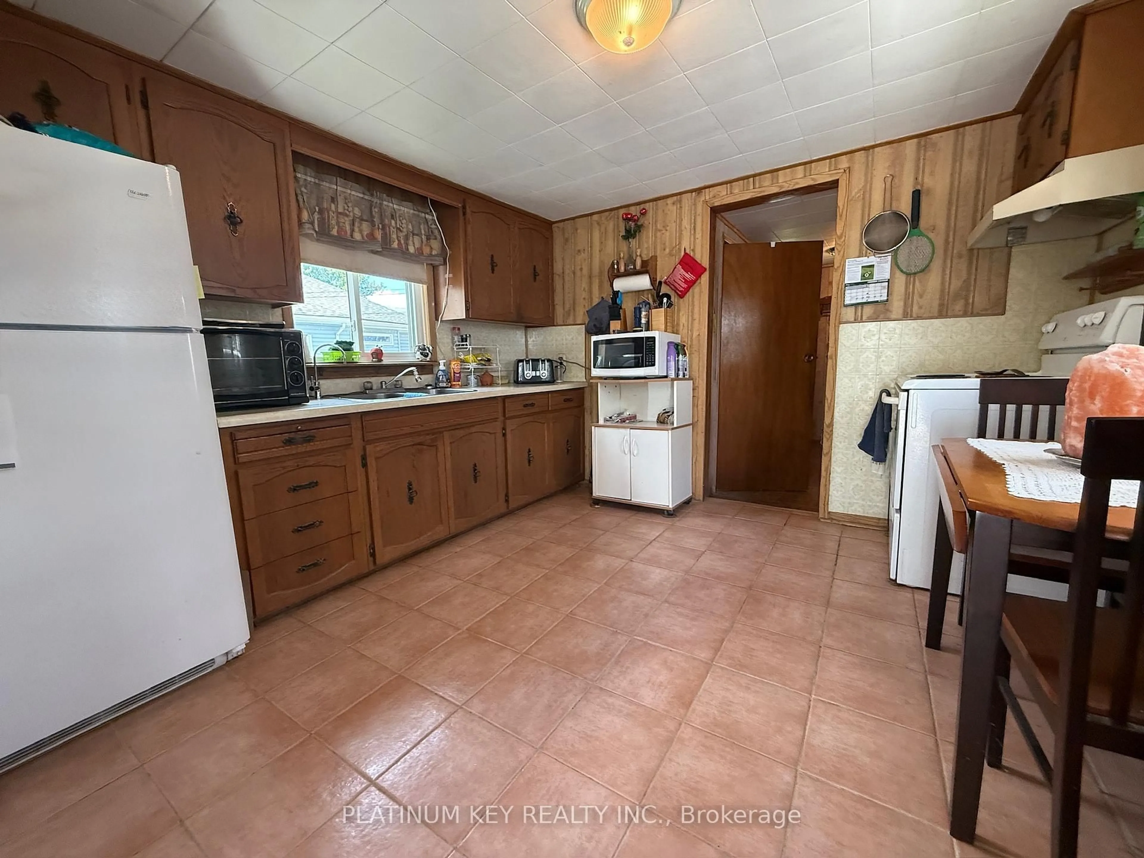 Standard kitchen, ceramic/tile floor for 120 Blake St, Chatham-Kent Ontario N8A 2S4