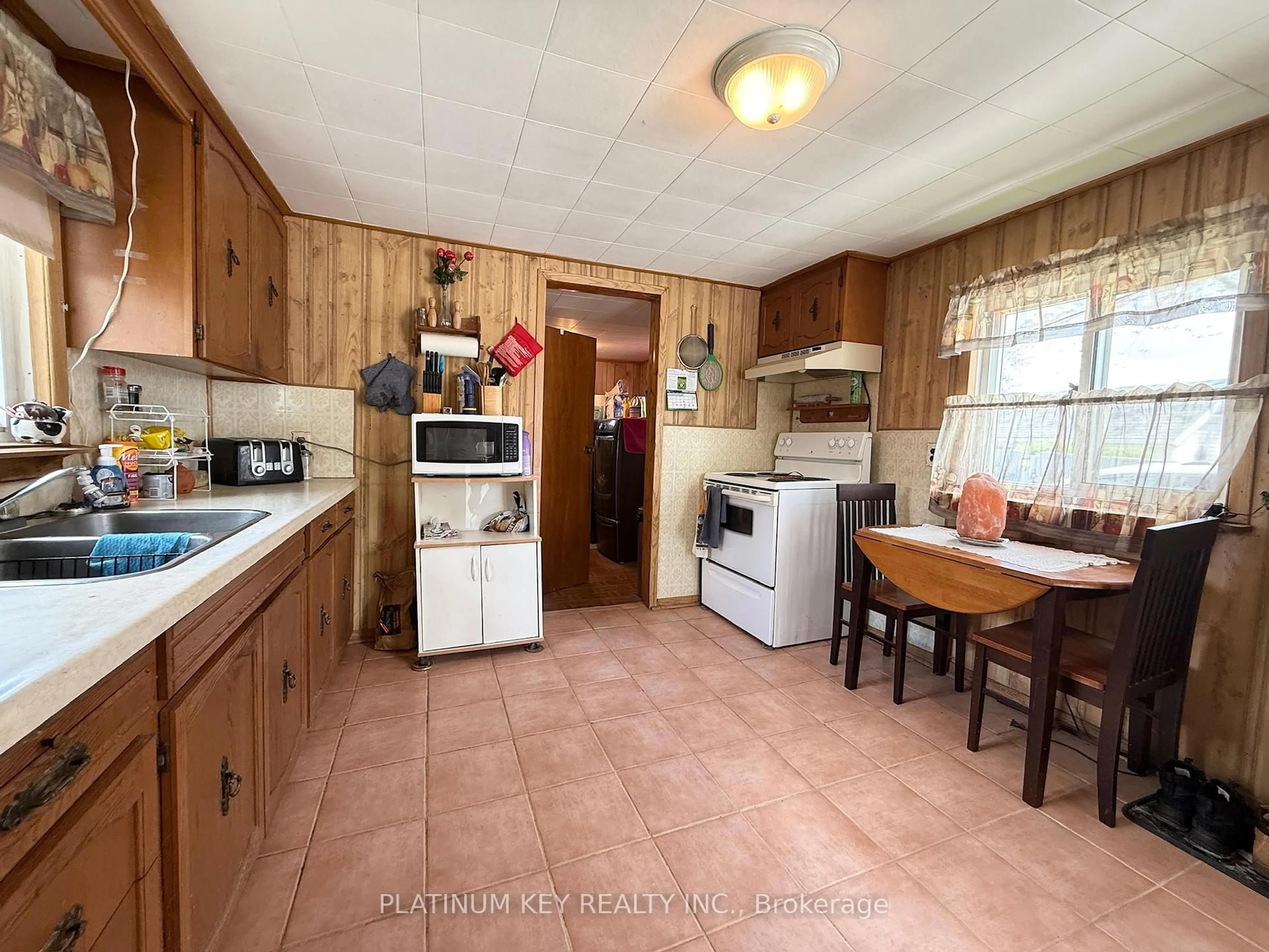 Standard kitchen, unknown for 120 Blake St, Chatham-Kent Ontario N8A 2S4