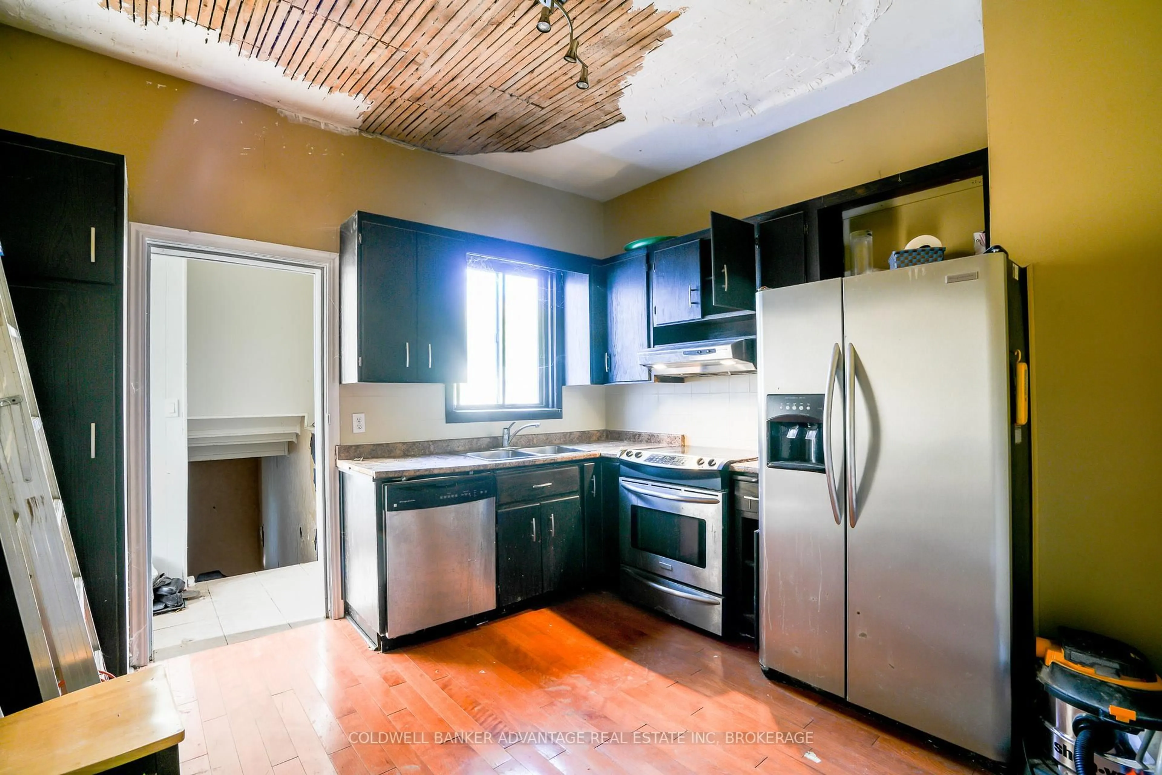 Standard kitchen, unknown for 76 East 24th St, Hamilton Ontario L8V 2Y1