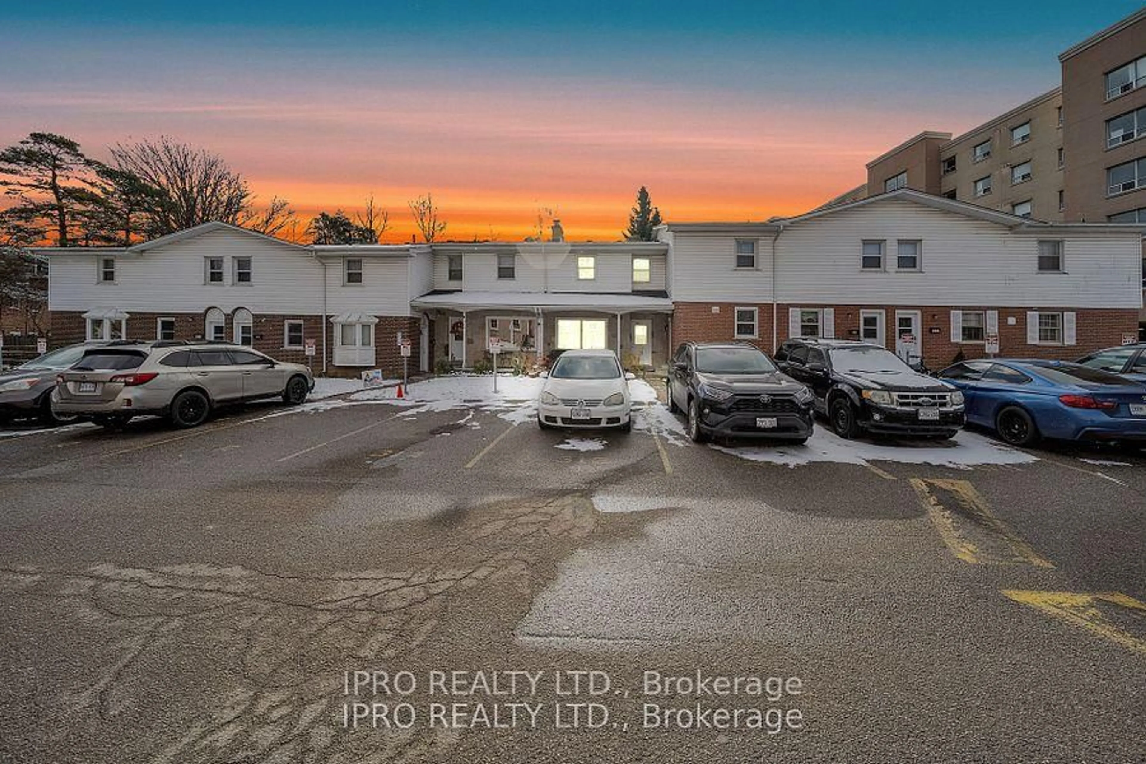A pic from outside/outdoor area/front of a property/back of a property/a pic from drone, street for 312 Westcourt Pl, Waterloo Ontario N2L 2R7