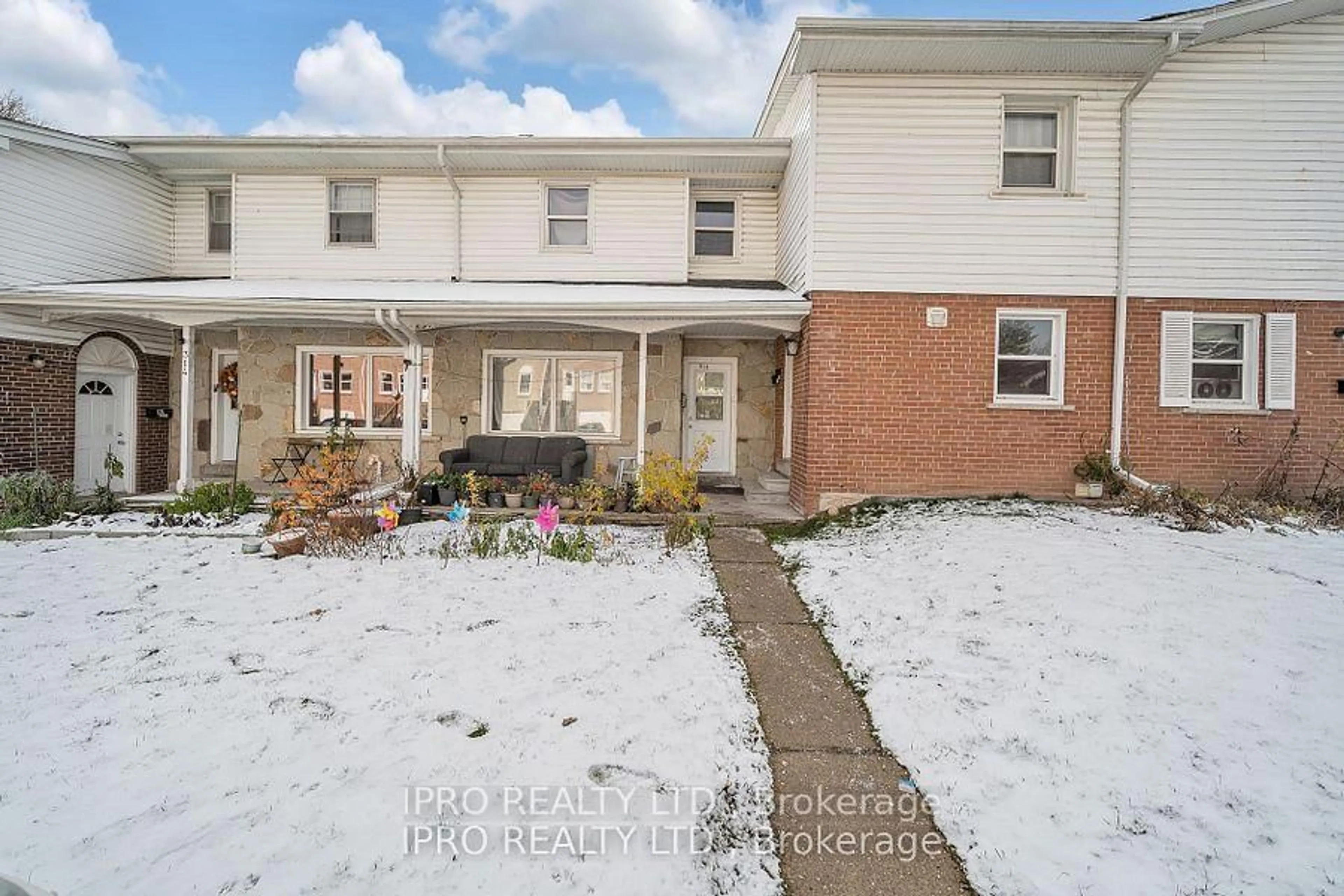 A pic from outside/outdoor area/front of a property/back of a property/a pic from drone, street for 312 Westcourt Pl, Waterloo Ontario N2L 2R7