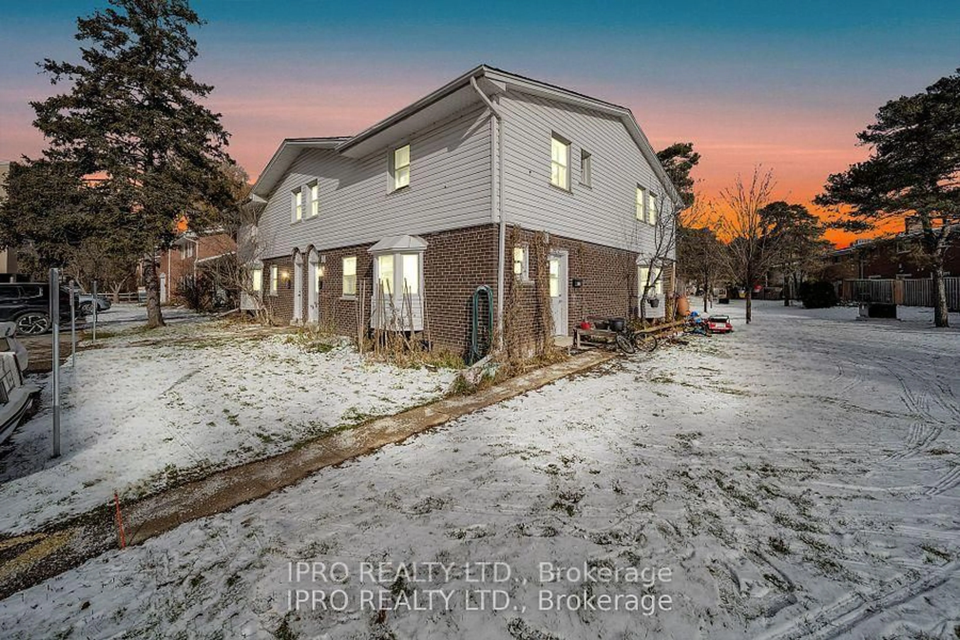 A pic from outside/outdoor area/front of a property/back of a property/a pic from drone, building for 272 Westcourt Pl, Waterloo Ontario N2L 2R7