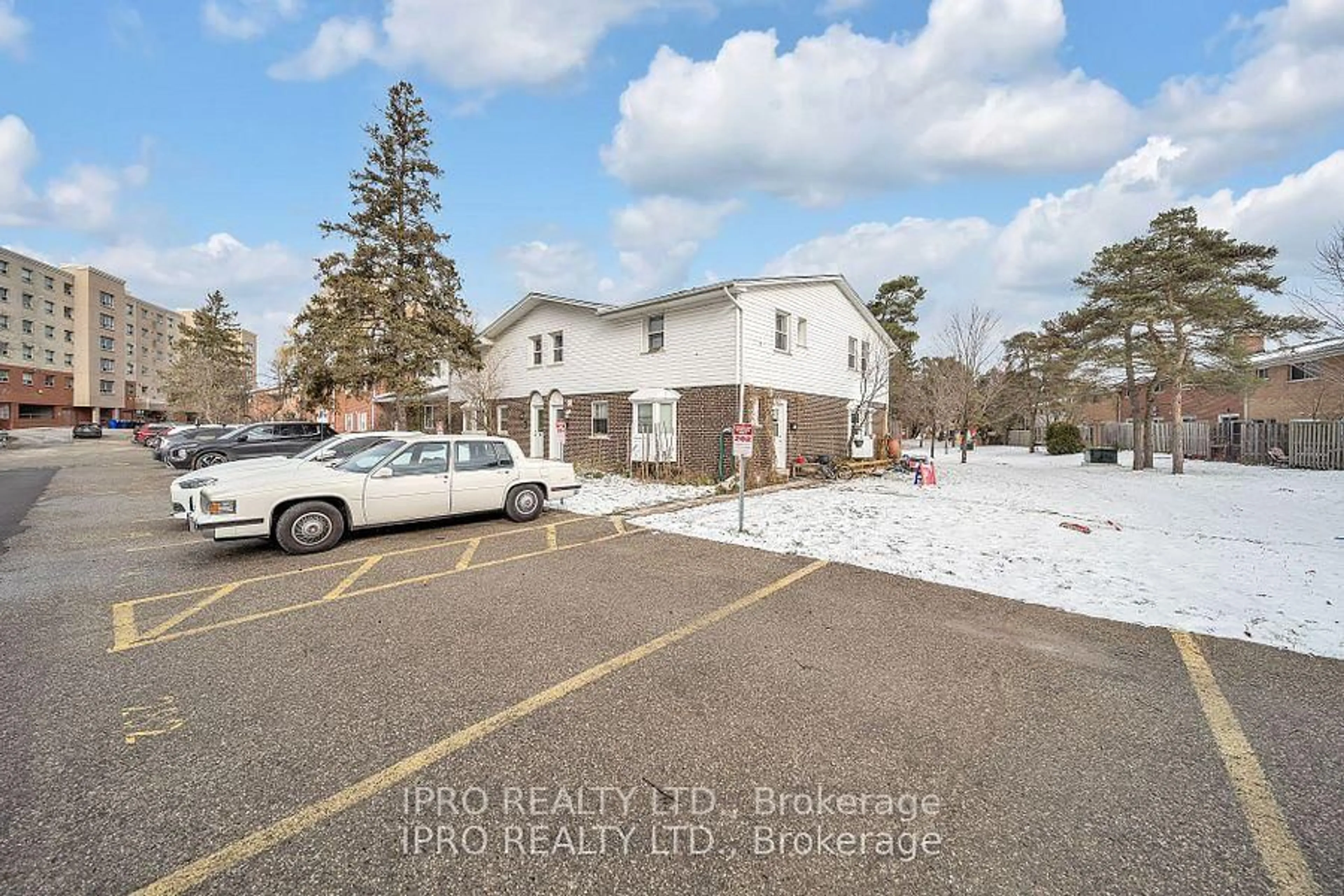 A pic from outside/outdoor area/front of a property/back of a property/a pic from drone, street for 272 Westcourt Pl, Waterloo Ontario N2L 2R7