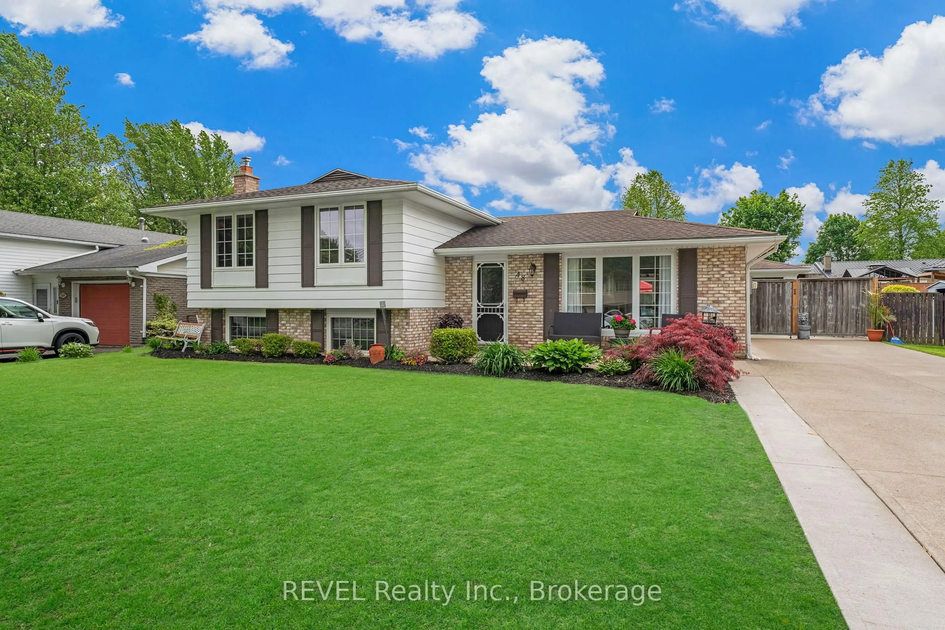 Home with vinyl exterior material, street for 48 Mcgill St, Welland Ontario L3C 3L3