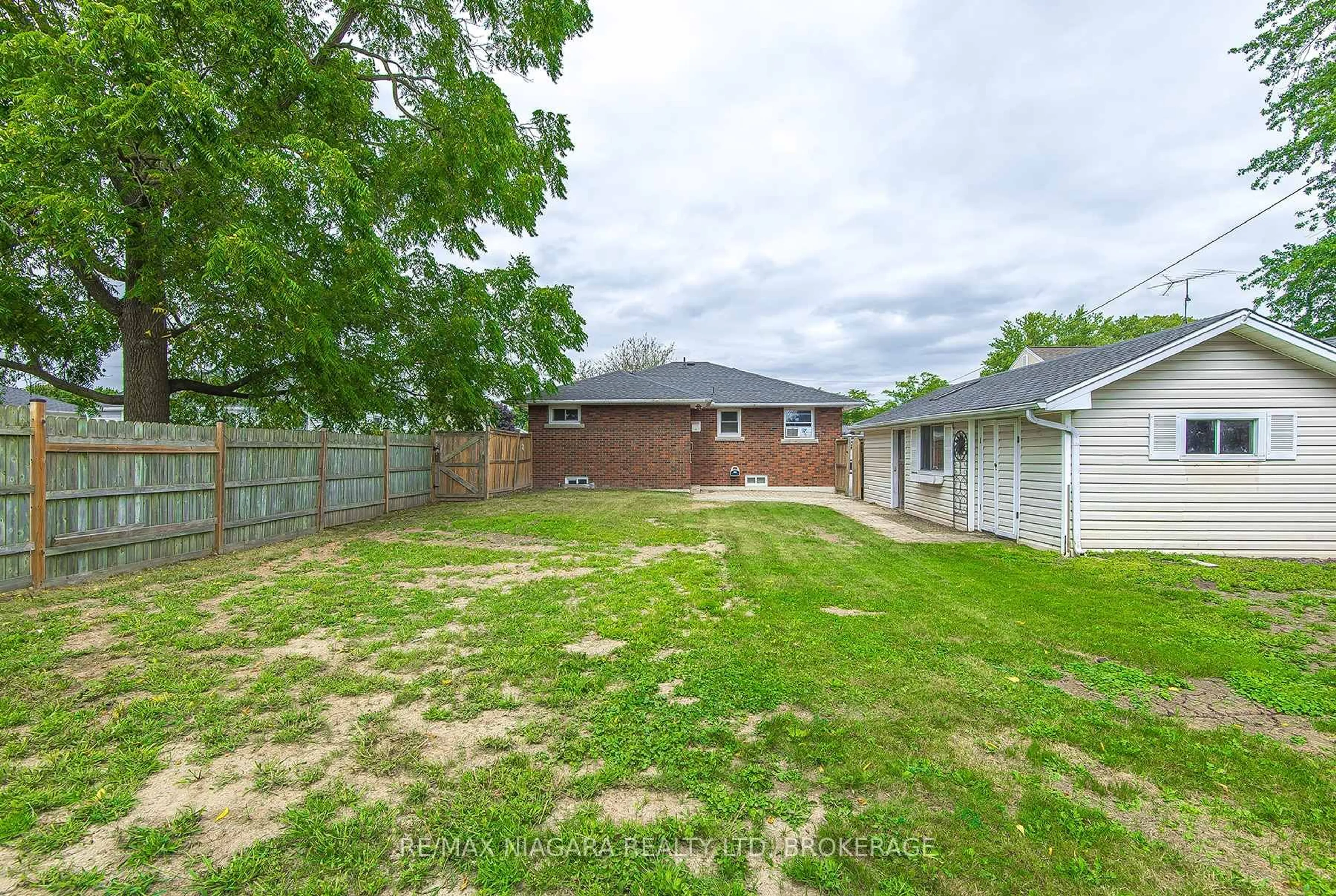 A pic from outside/outdoor area/front of a property/back of a property/a pic from drone, street for 106 Highland Ave, Port Colborne Ontario L3K 3S6
