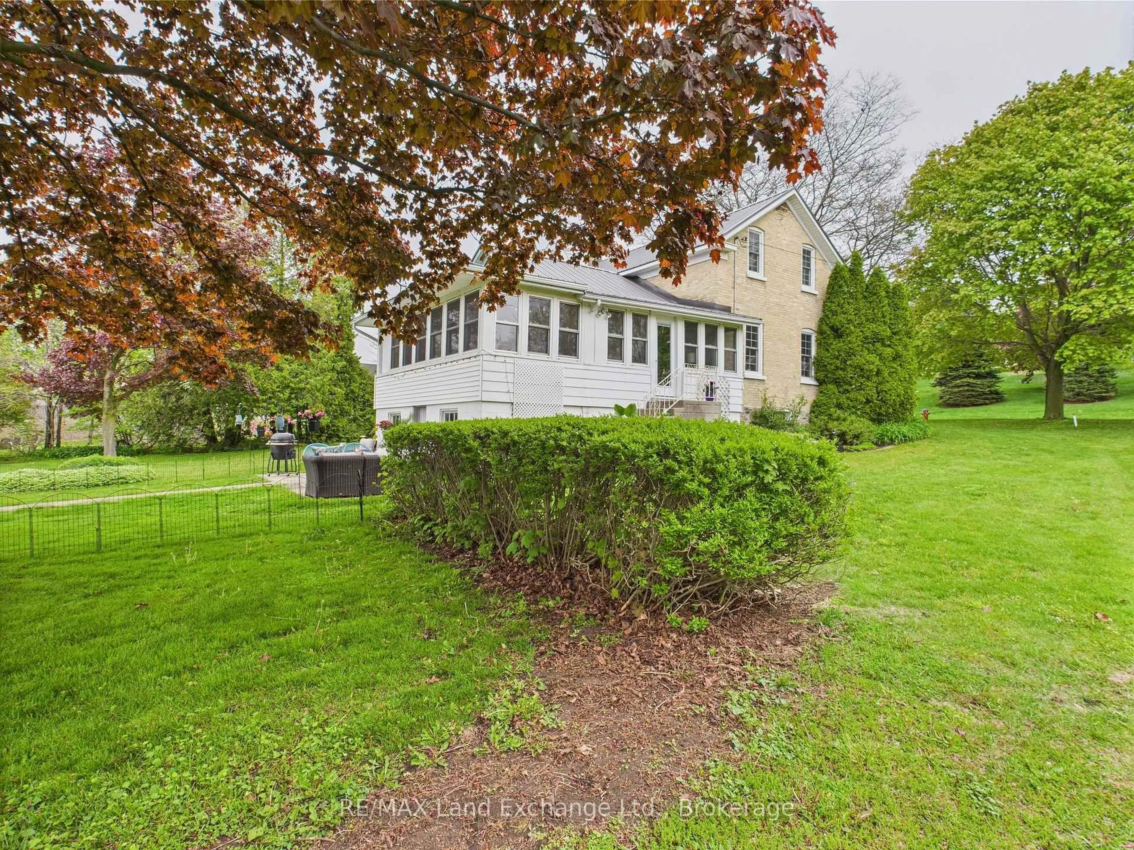 A pic from outside/outdoor area/front of a property/back of a property/a pic from drone, street for 1178 Queen St, Kincardine Ontario N2Z 1G4