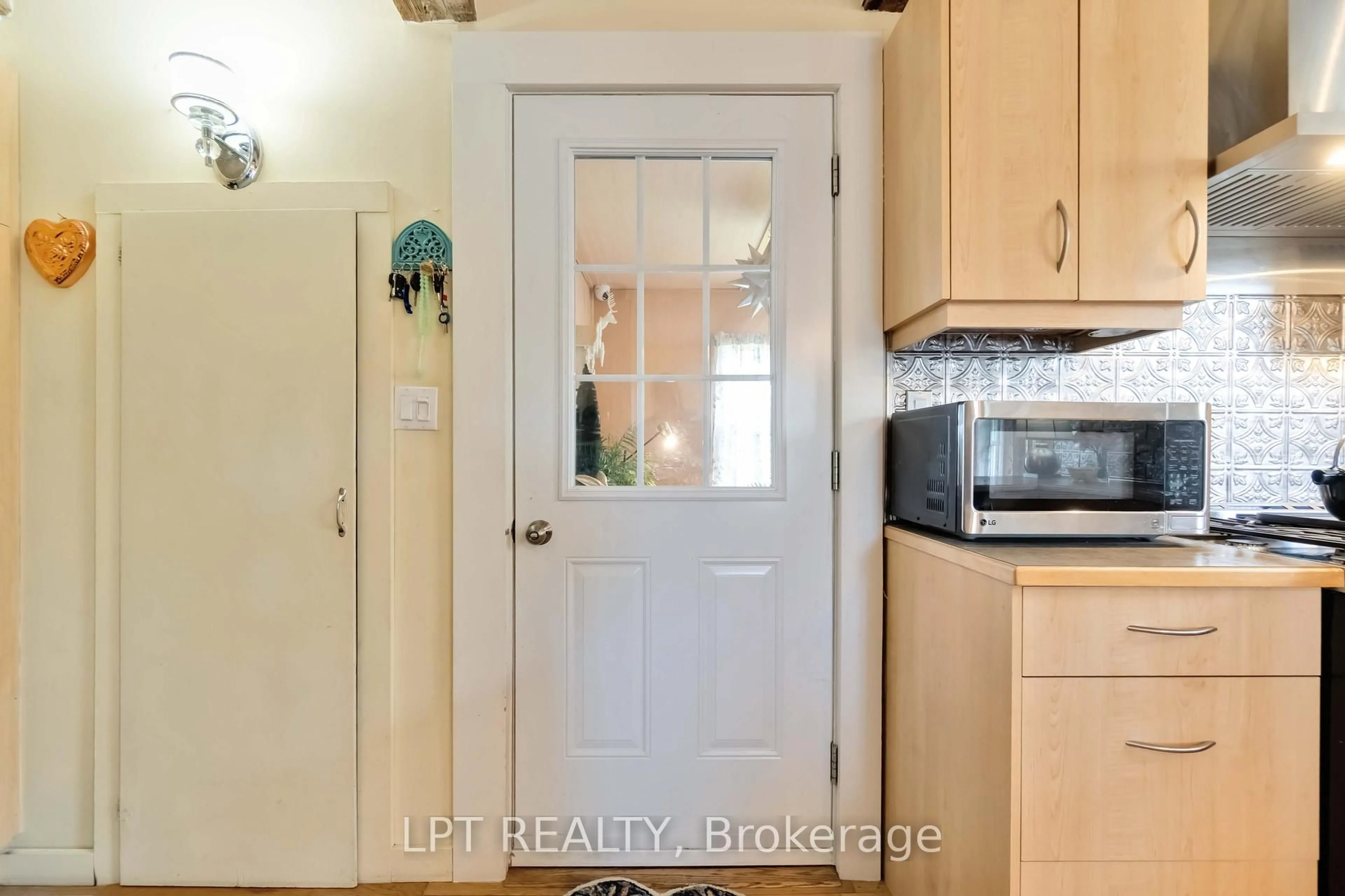 Indoor entryway for 4484 County 12 Rd, South Stormont Ontario K0C 1R0