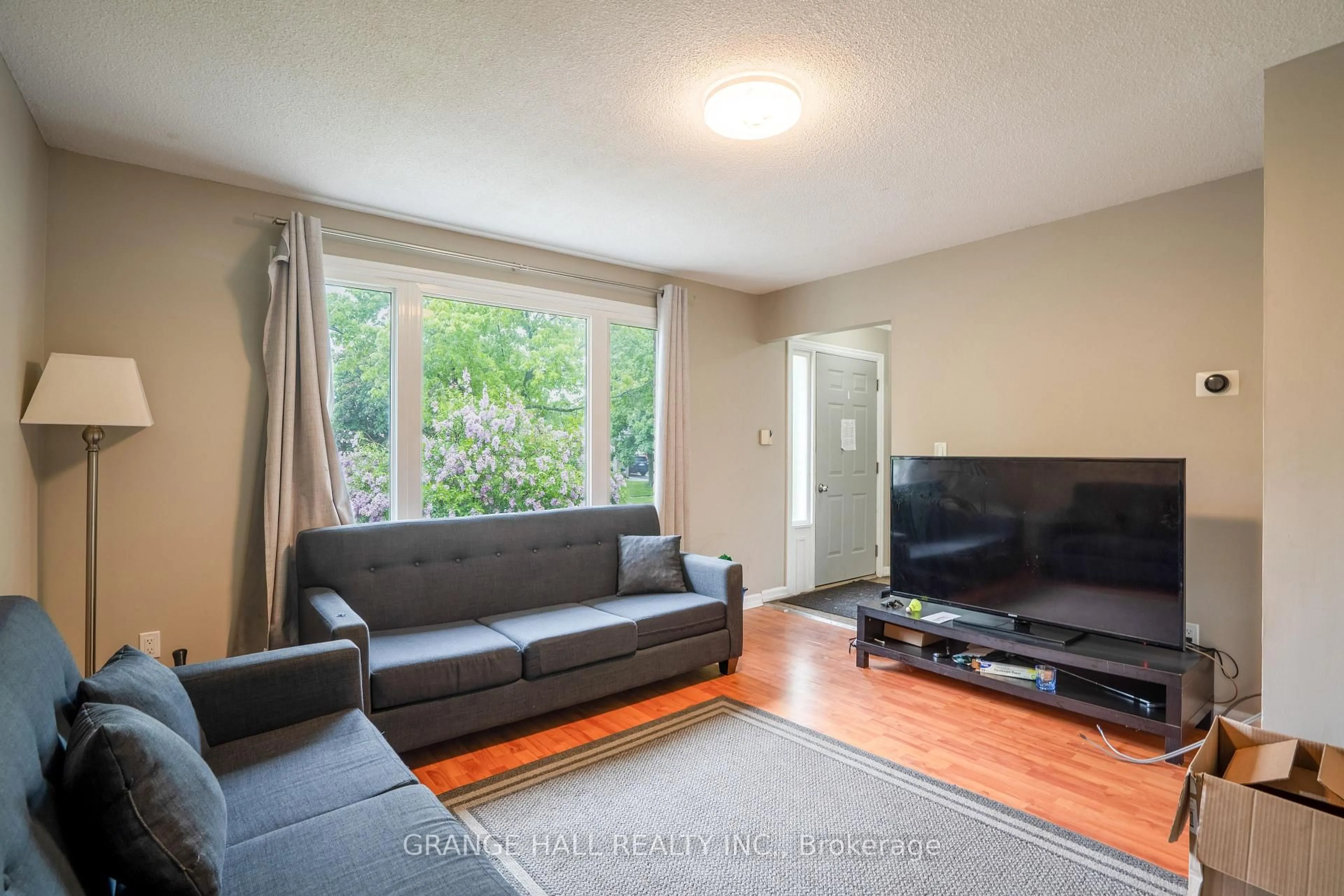 Living room with furniture, unknown for 195 Keefer Rd, Thorold Ontario L2V 4N3