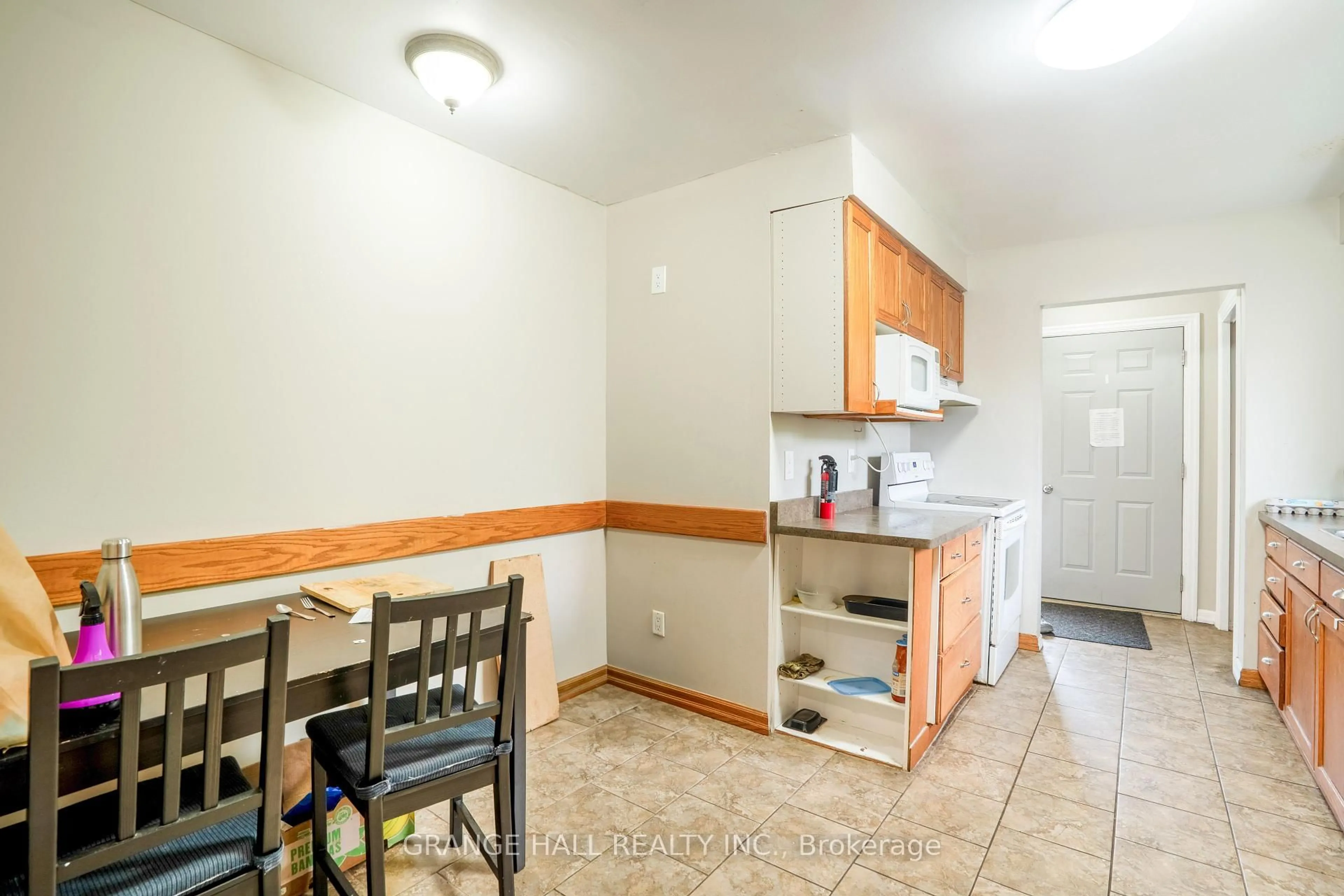 Standard kitchen, unknown for 195 Keefer Rd, Thorold Ontario L2V 4N3