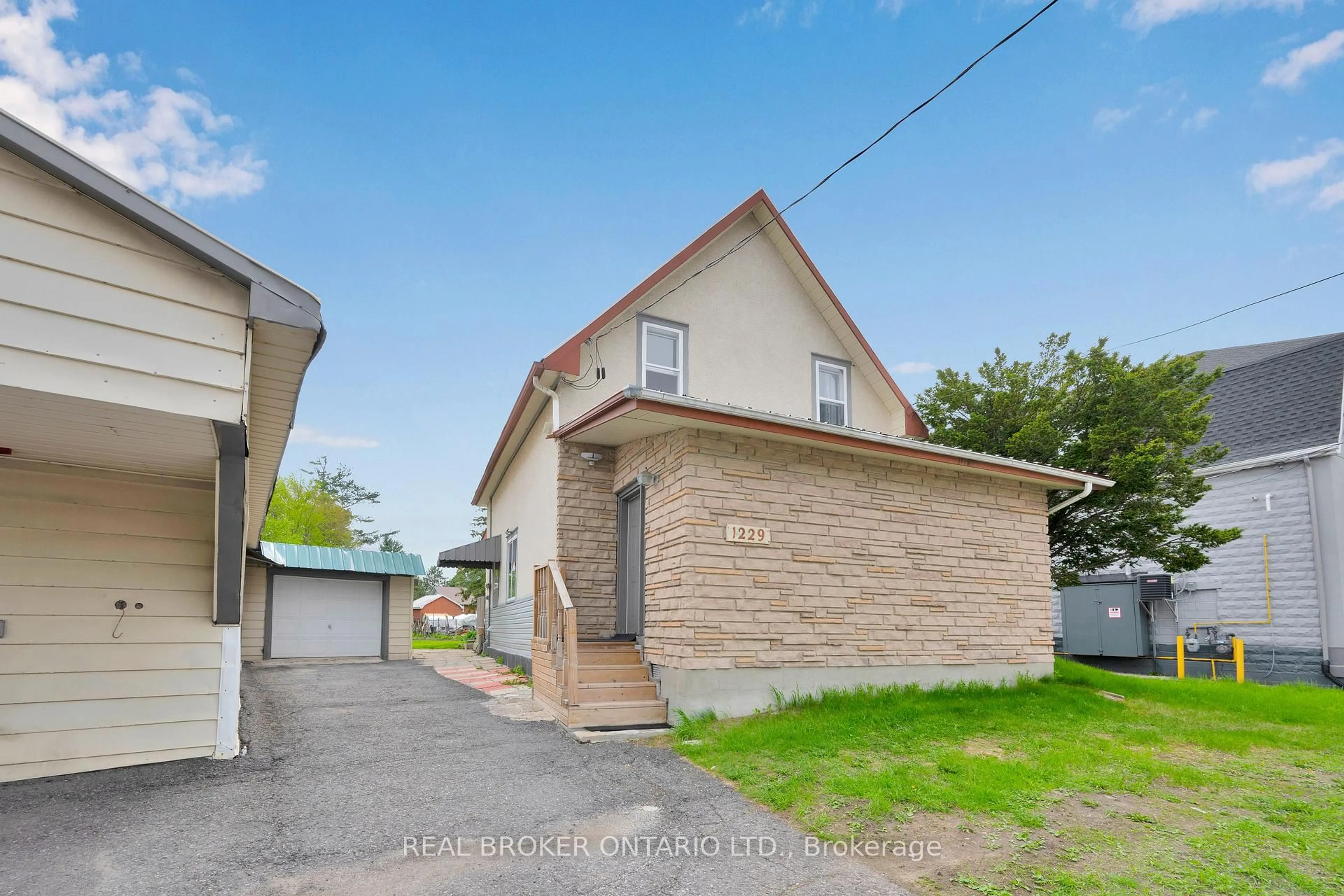 A pic from outside/outdoor area/front of a property/back of a property/a pic from drone, street for 1229 Colonial Rd, Ottawa Ontario K4B 1N2