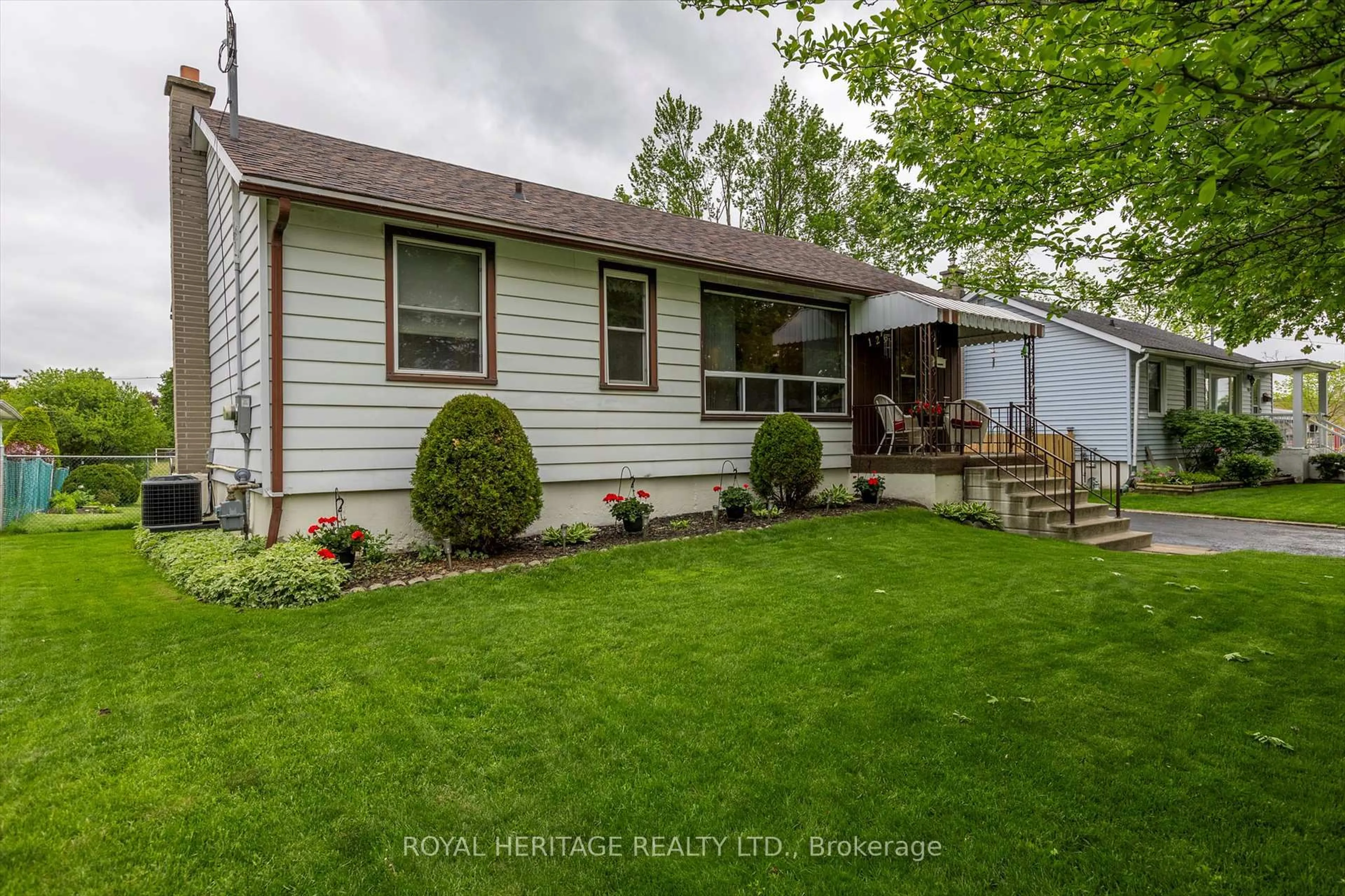 Home with vinyl exterior material, street for 126 Goodfellow Rd, Peterborough Central Ontario K9J 5X1