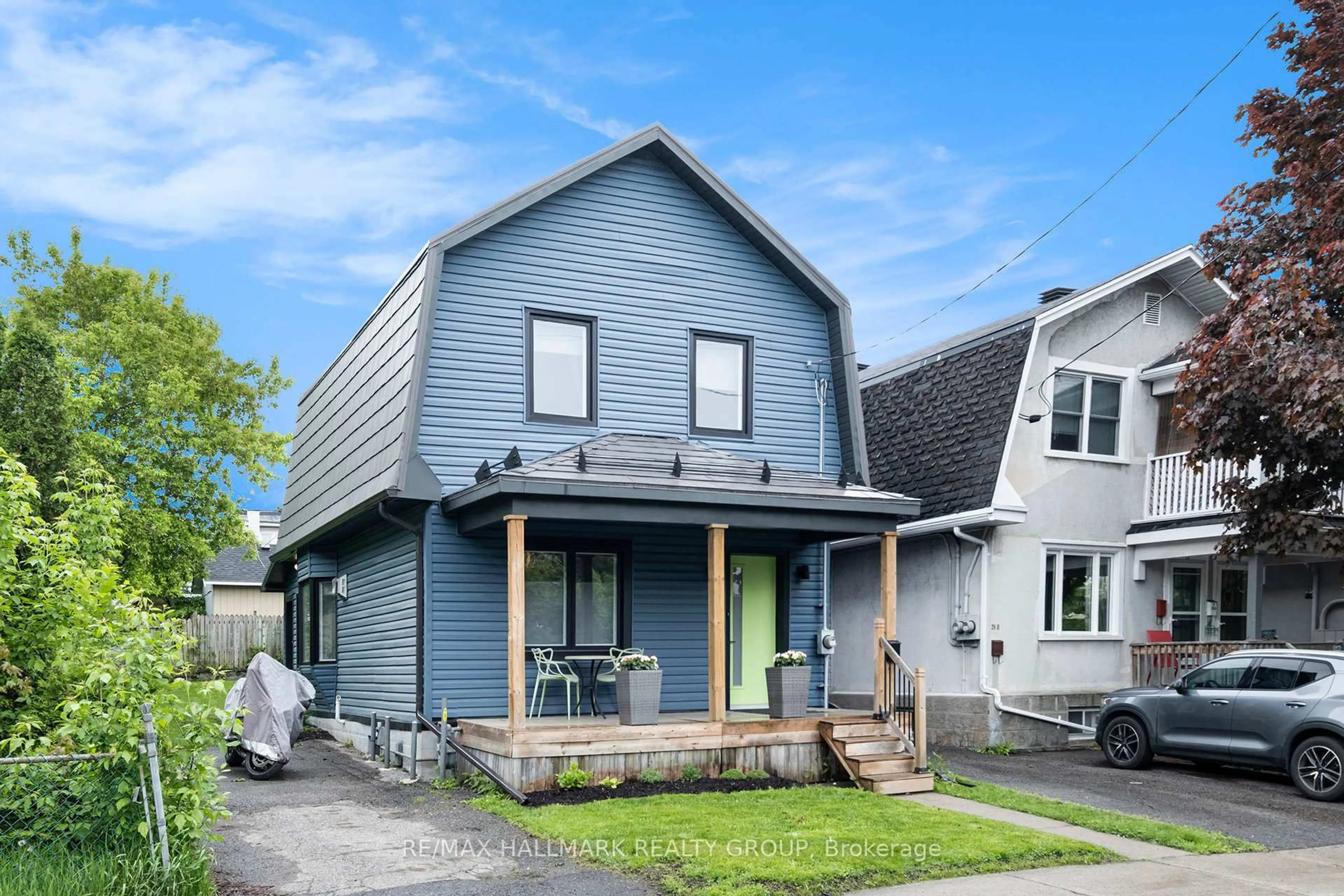 Home with vinyl exterior material, street for 28 Railway St, Ottawa Ontario K1S 4N9