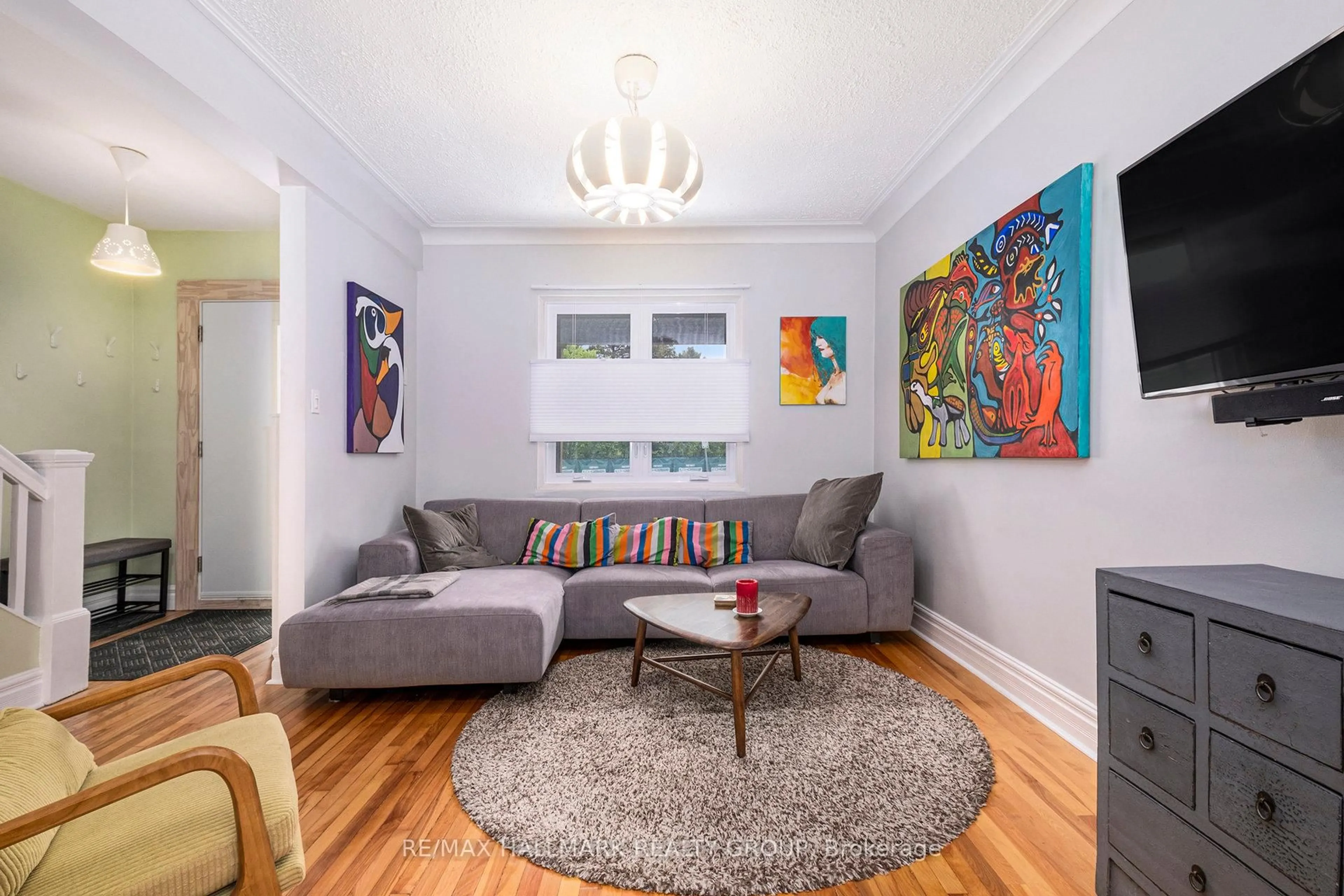 Living room with furniture, wood/laminate floor for 28 Railway St, Ottawa Ontario K1S 4N9
