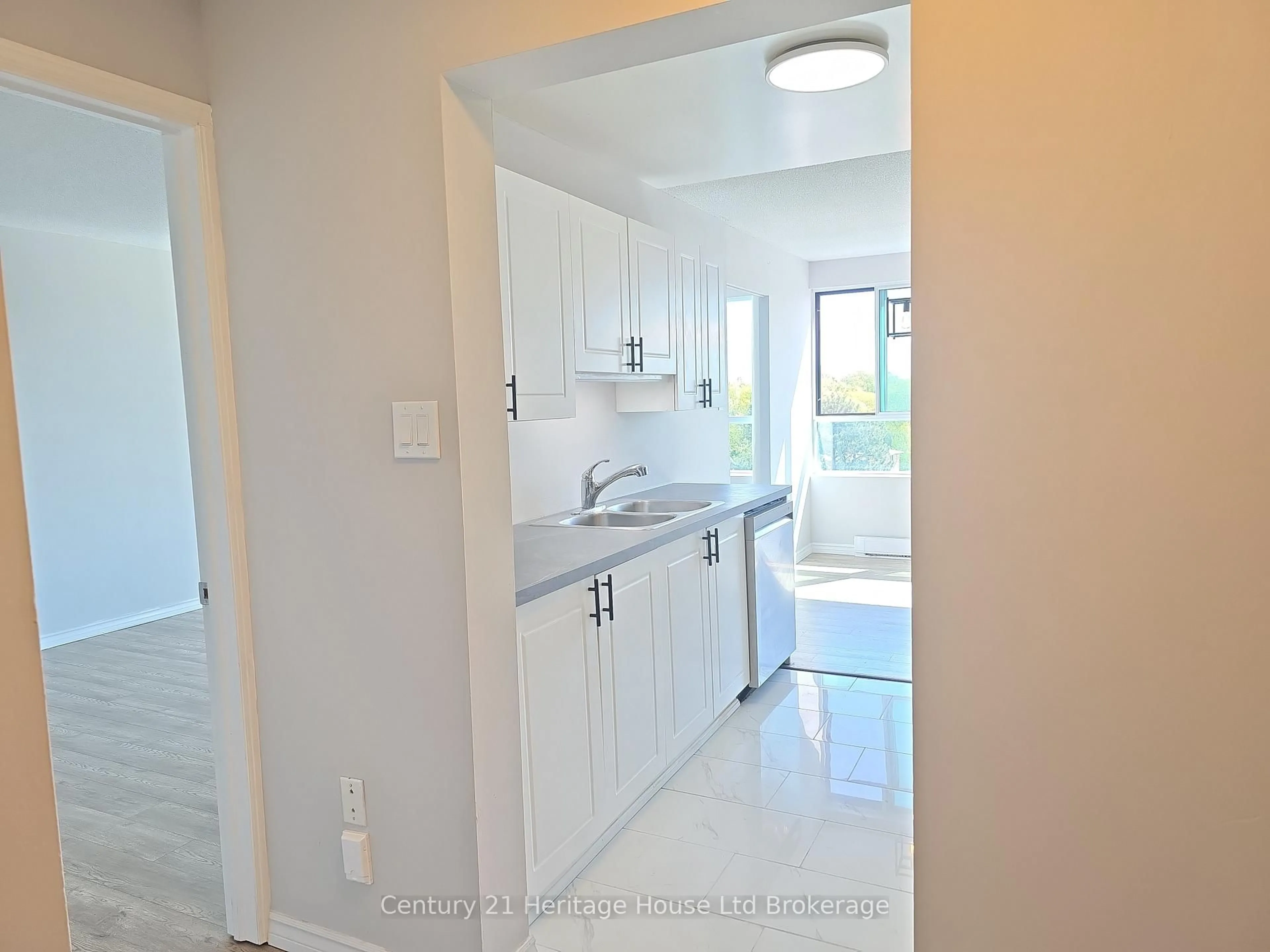 Standard kitchen, ceramic/tile floor for 600 Grenfell Dr #510, London North Ontario N5X 2R8
