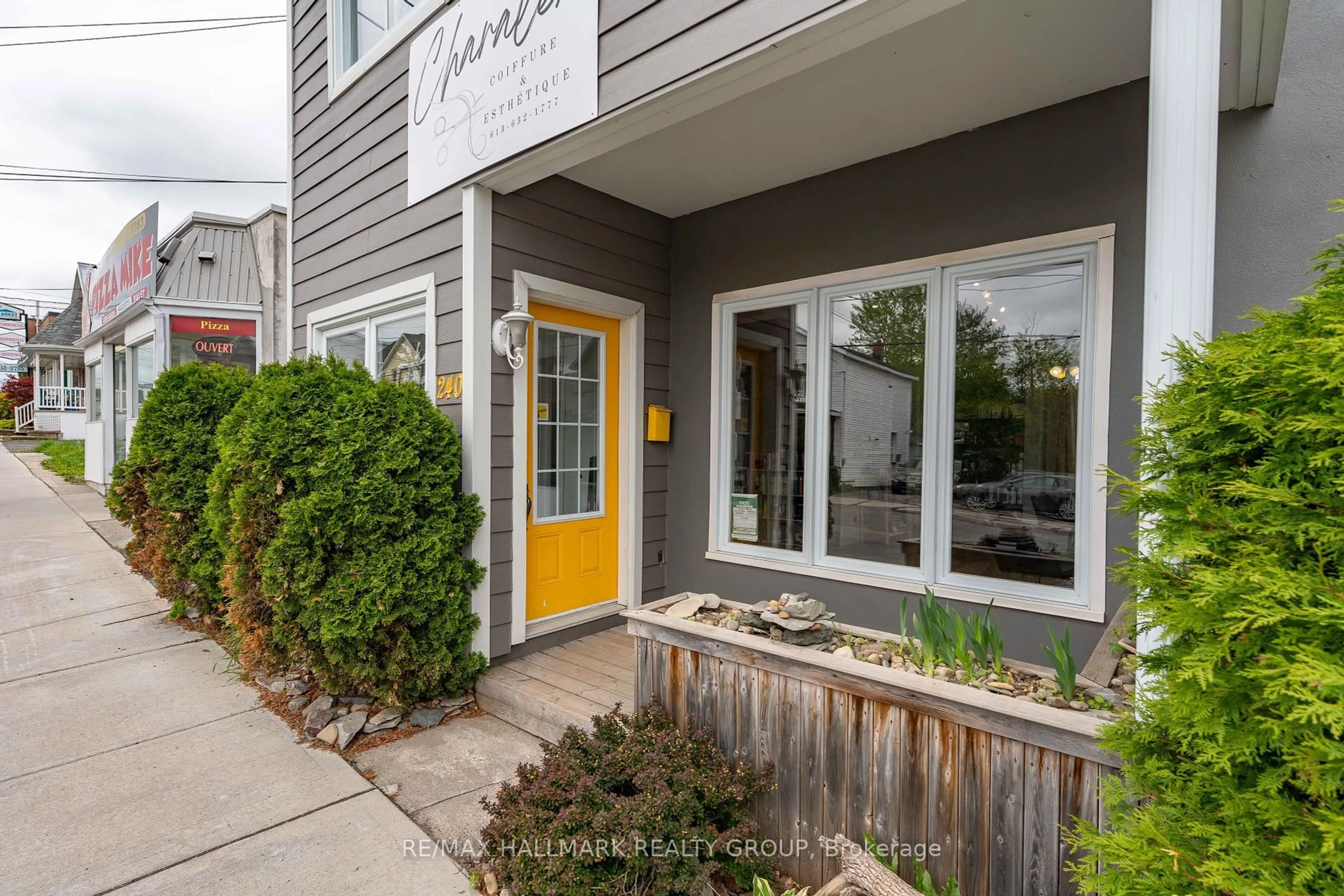 Indoor entryway for 240 James St, Hawkesbury Ontario K6A 1S8