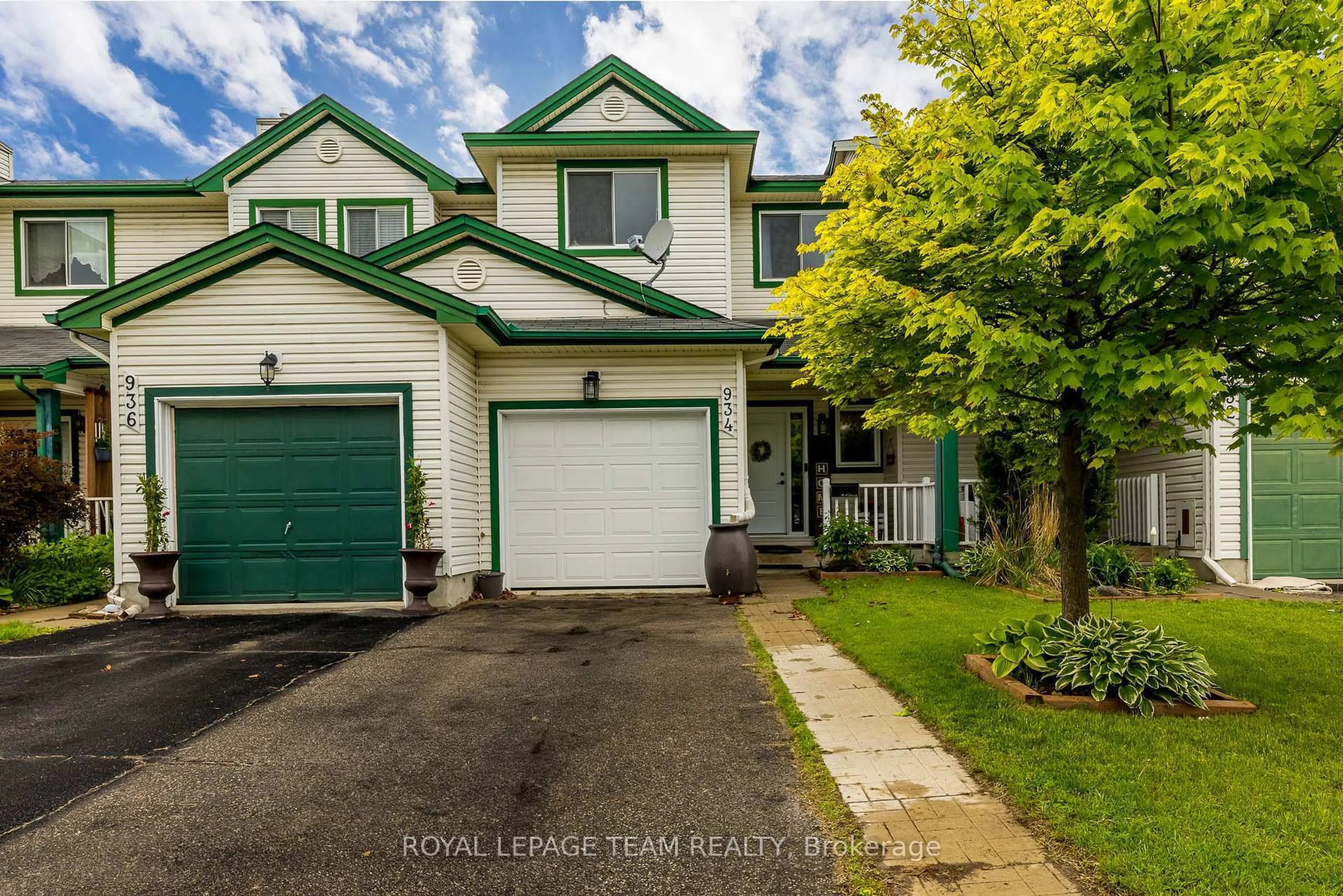 Home with vinyl exterior material, street for 934 Maley St, North Grenville Ontario K0G 1J0