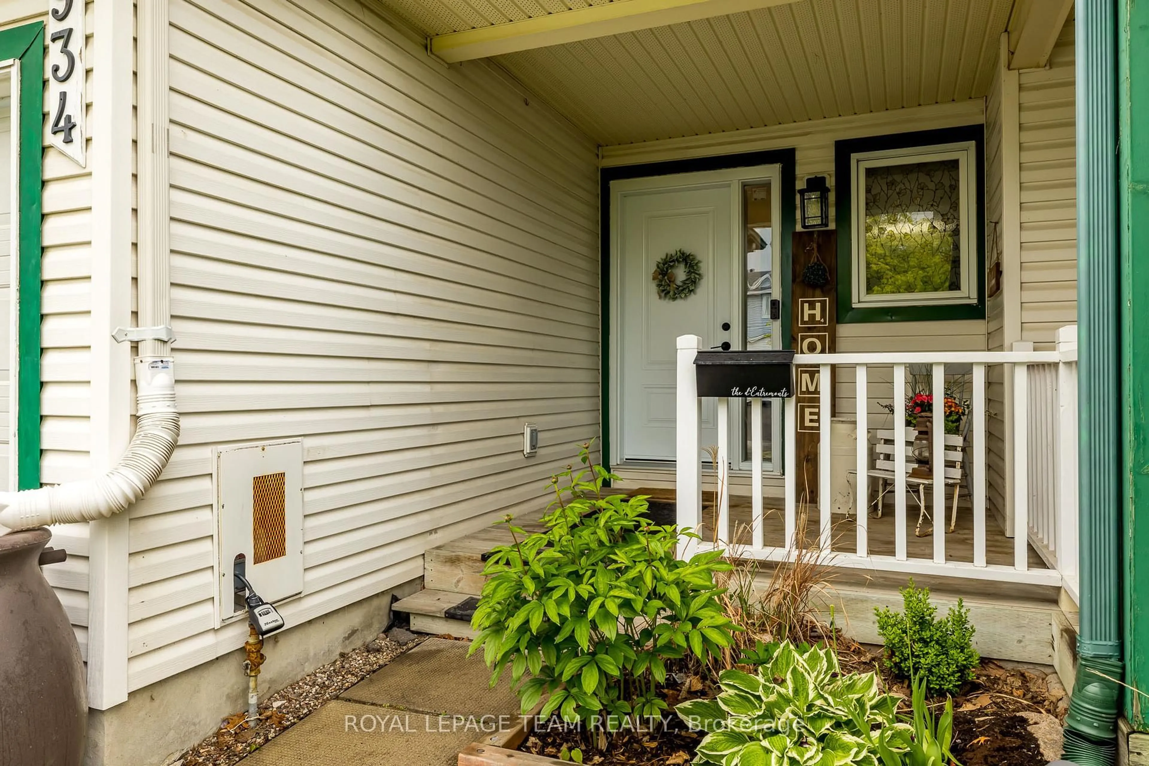 Indoor entryway for 934 Maley St, North Grenville Ontario K0G 1J0