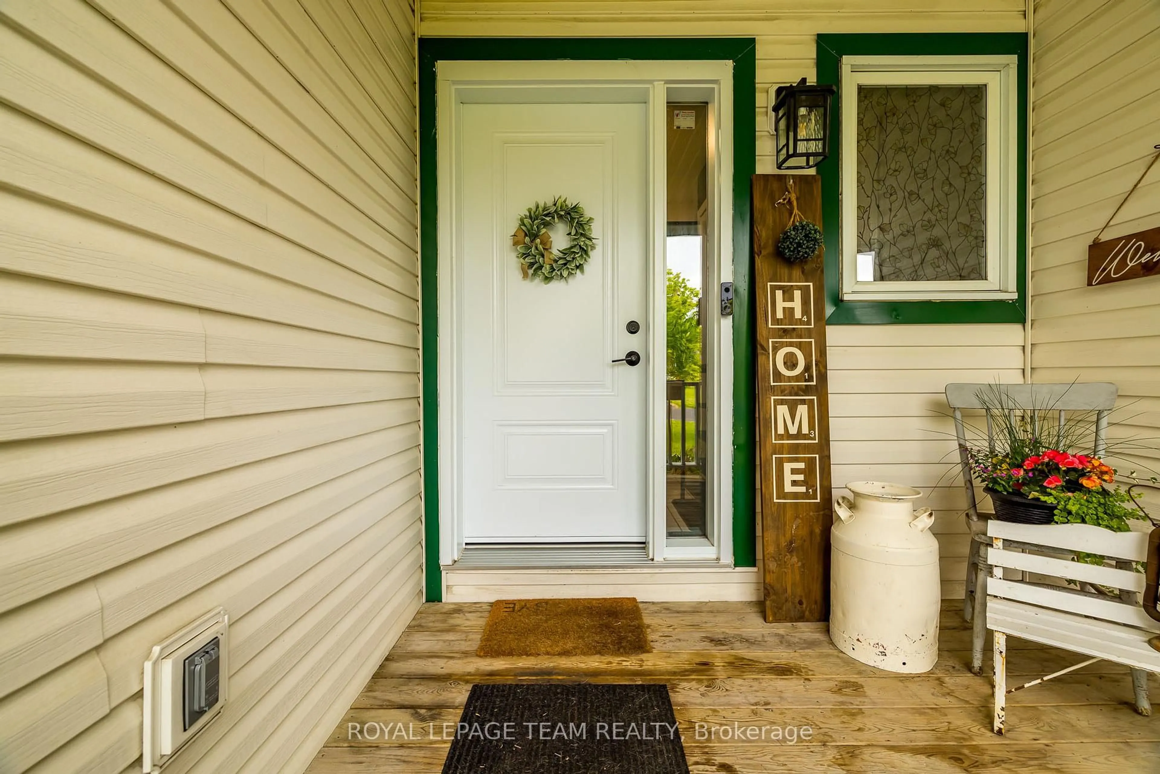 Indoor entryway for 934 Maley St, North Grenville Ontario K0G 1J0