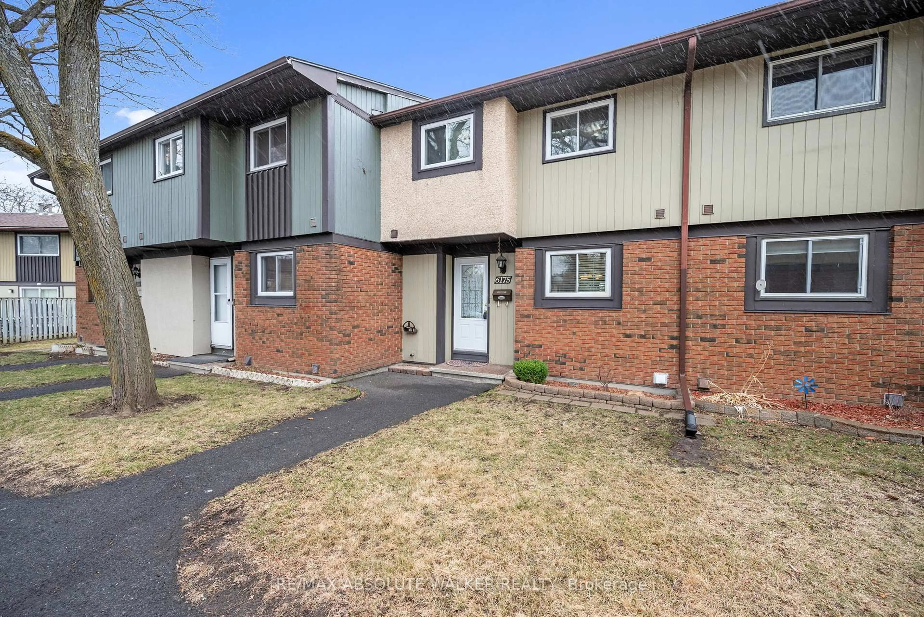 A pic from outside/outdoor area/front of a property/back of a property/a pic from drone, street for 6175 Brookside Lane, Ottawa Ontario K1C 2K6