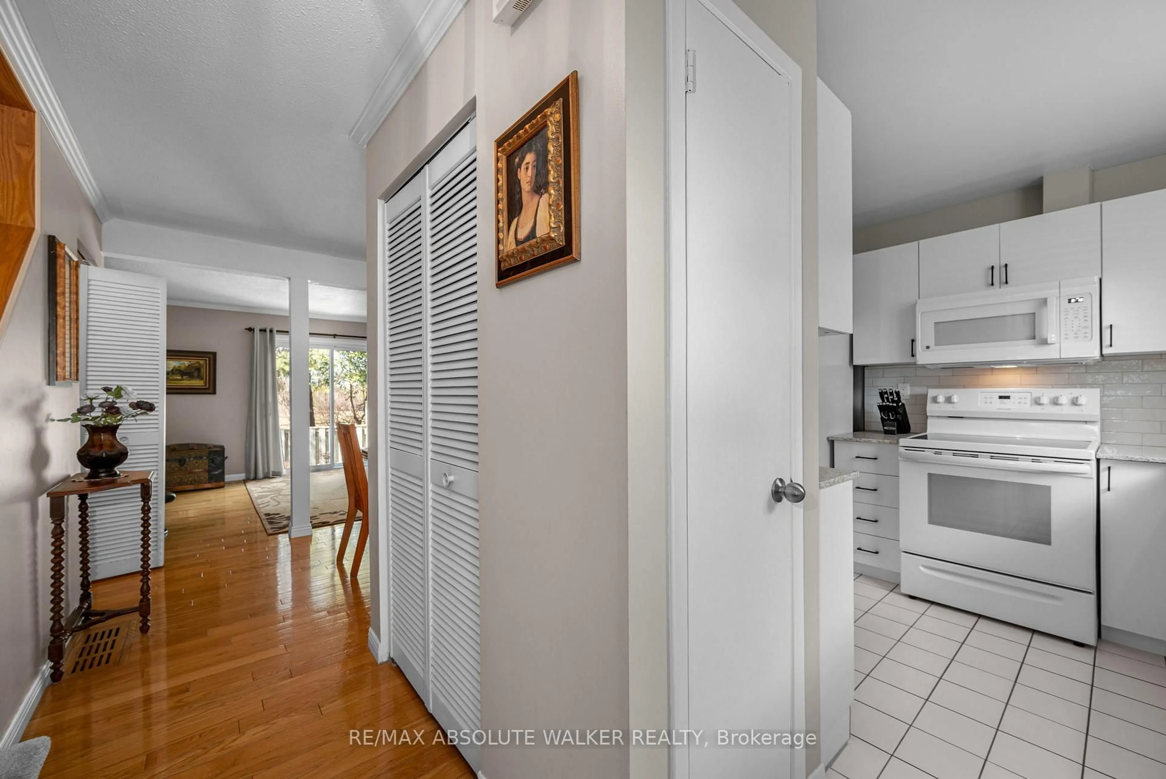 Indoor entryway for 6175 Brookside Lane, Ottawa Ontario K1C 2K6