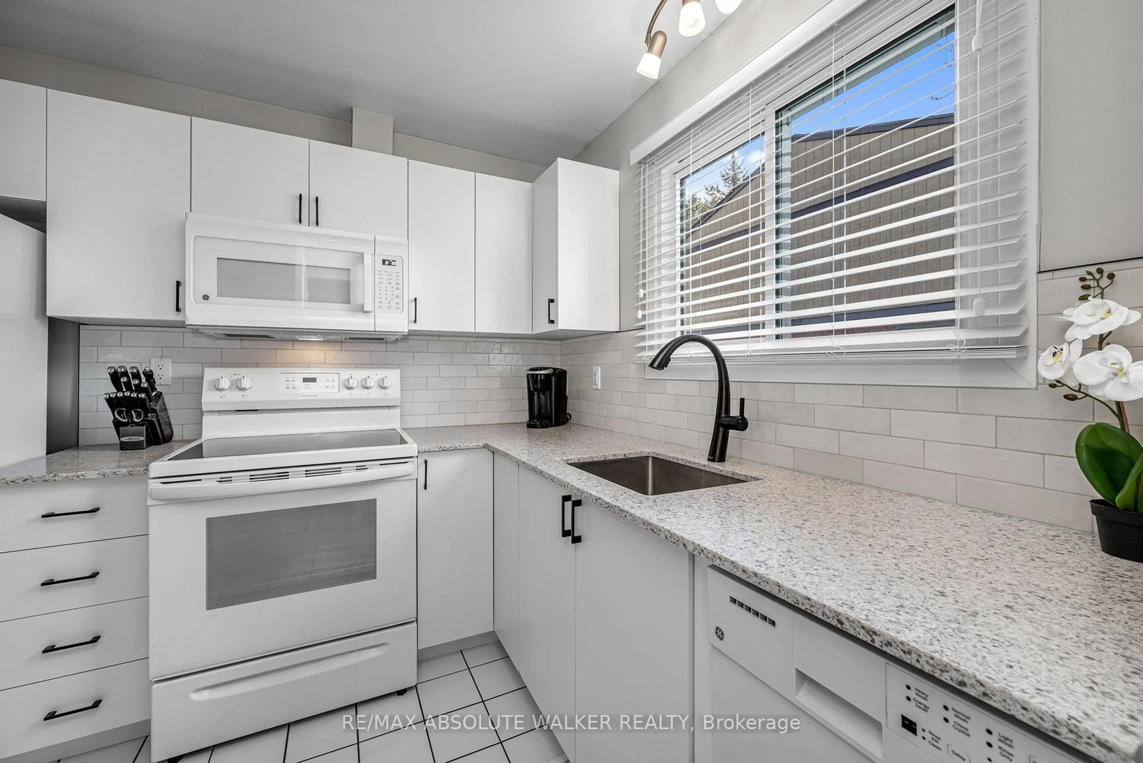 Standard kitchen, ceramic/tile floor for 6175 Brookside Lane, Ottawa Ontario K1C 2K6