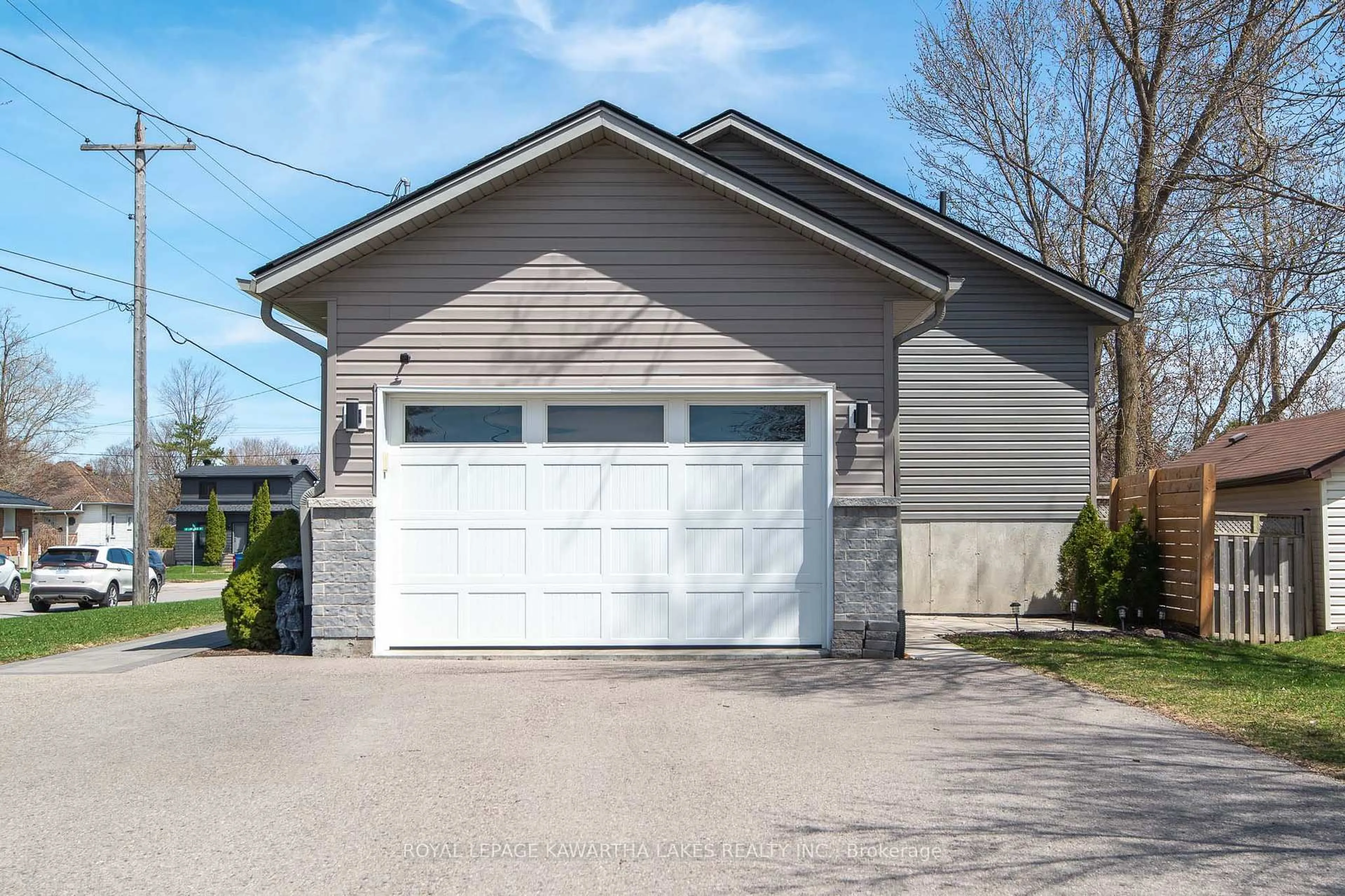 Indoor garage for 15 Durham St, Kawartha Lakes Ontario K9V 5R5