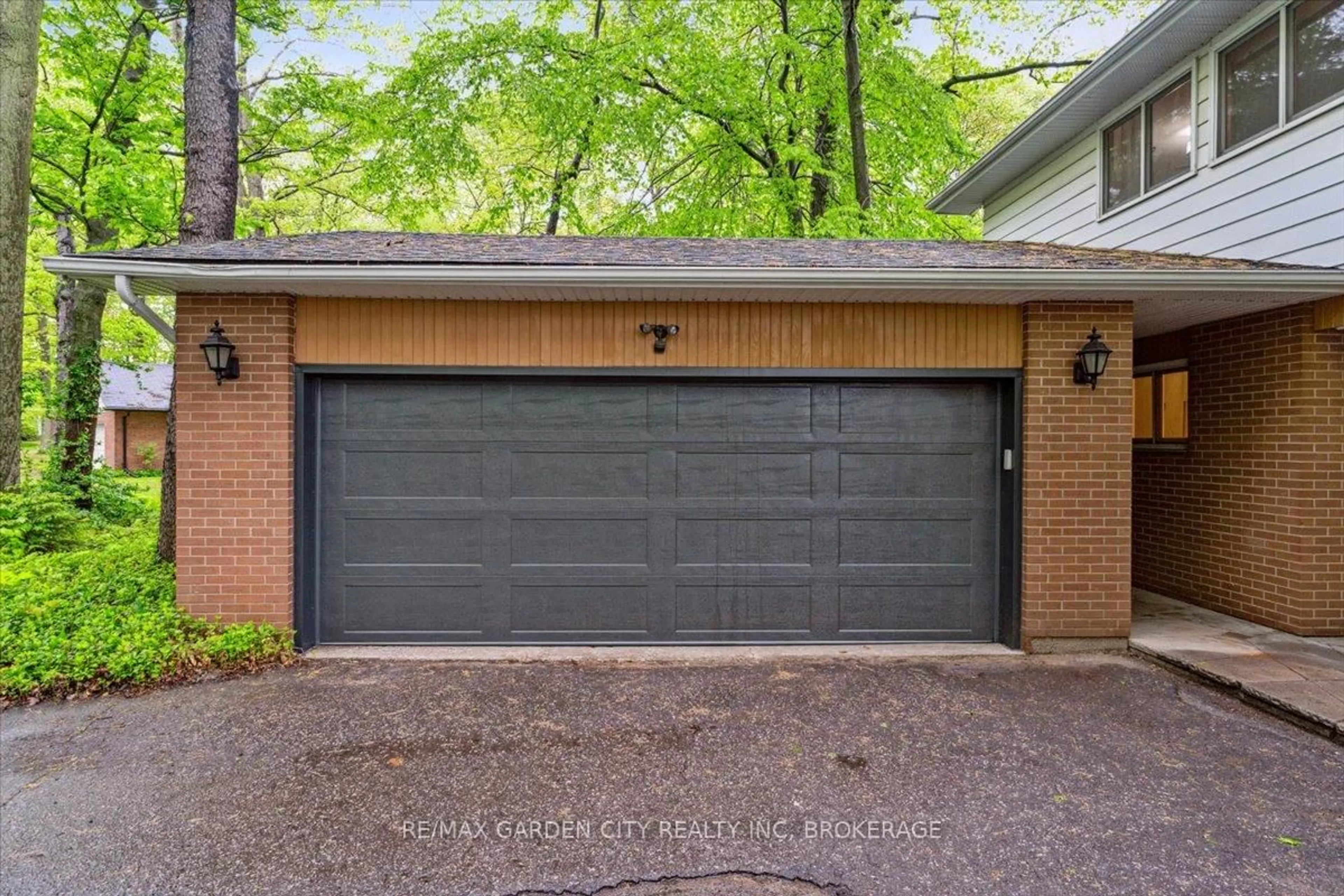 Indoor garage for 10 OAK Lane, Pelham Ontario L0S 1E2