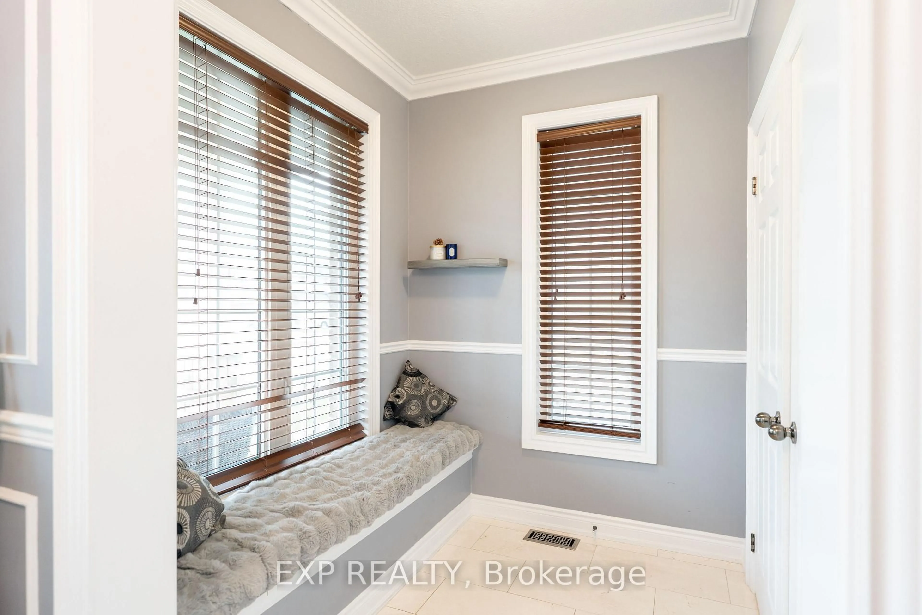 Contemporary bathroom, wood/laminate floor for 8375 ELDERBERRY Dr, Niagara Falls Ontario L2H 0K6