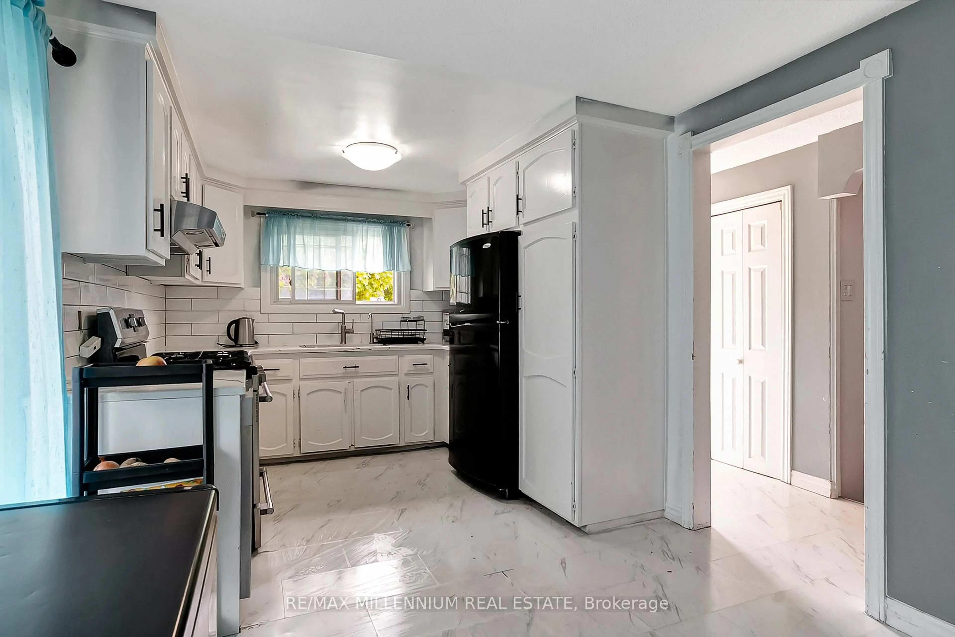 Standard kitchen, ceramic/tile floor for 286 Driftwood Dr, Kitchener Ontario N2N 1X6