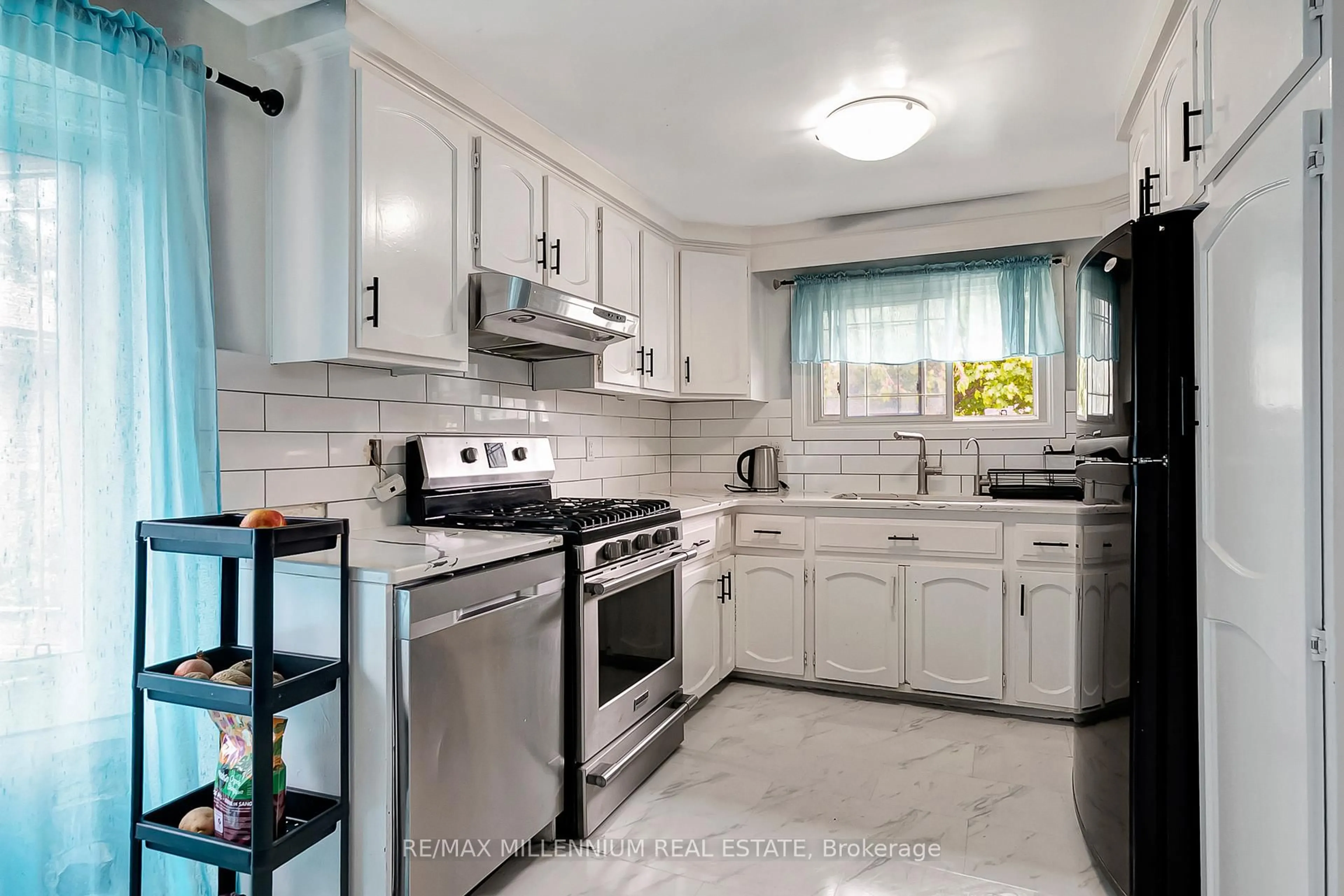Standard kitchen, ceramic/tile floor for 286 Driftwood Dr, Kitchener Ontario N2N 1X6