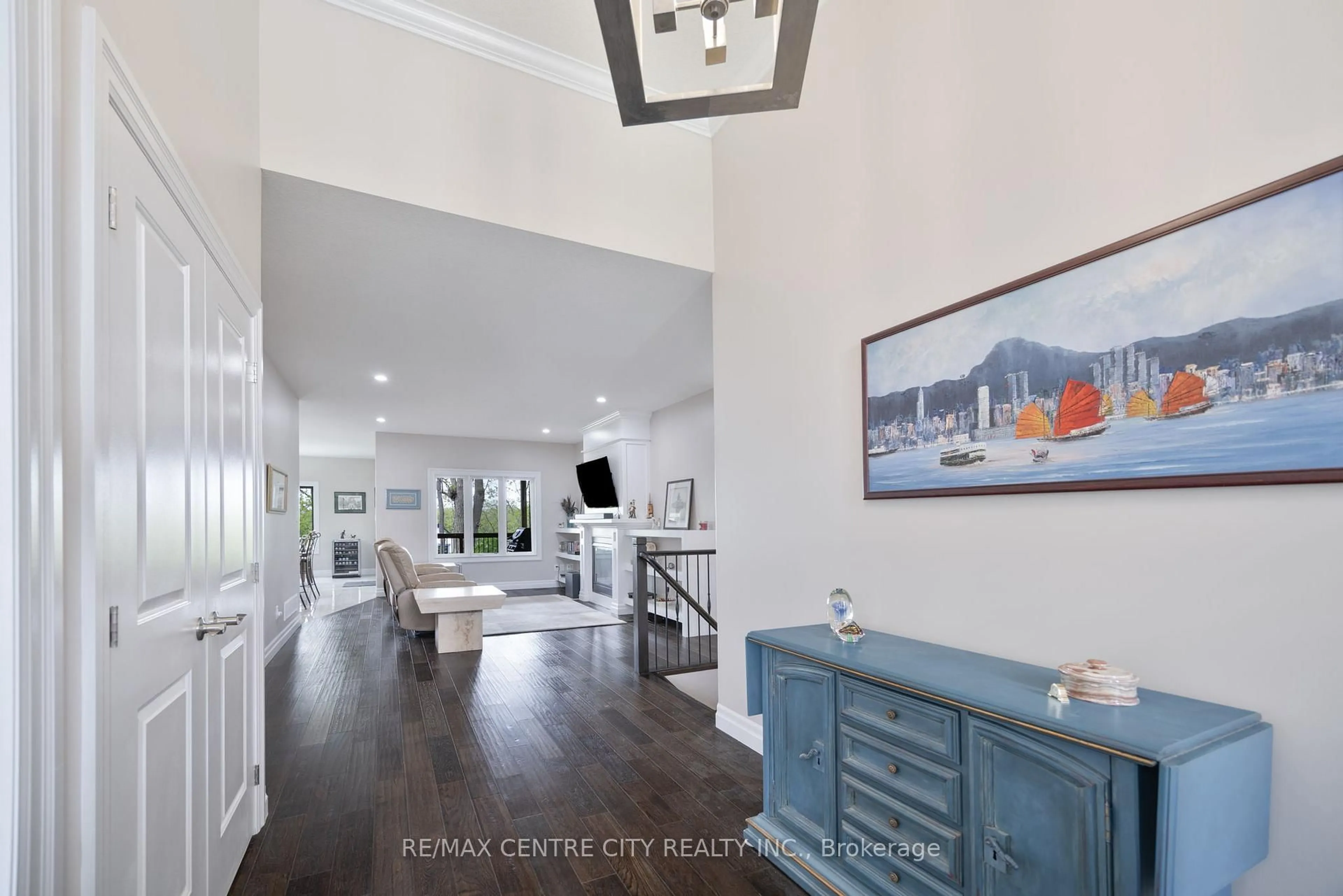 Indoor entryway for 2800 Sheffield Pl, London South Ontario N6M 0E5