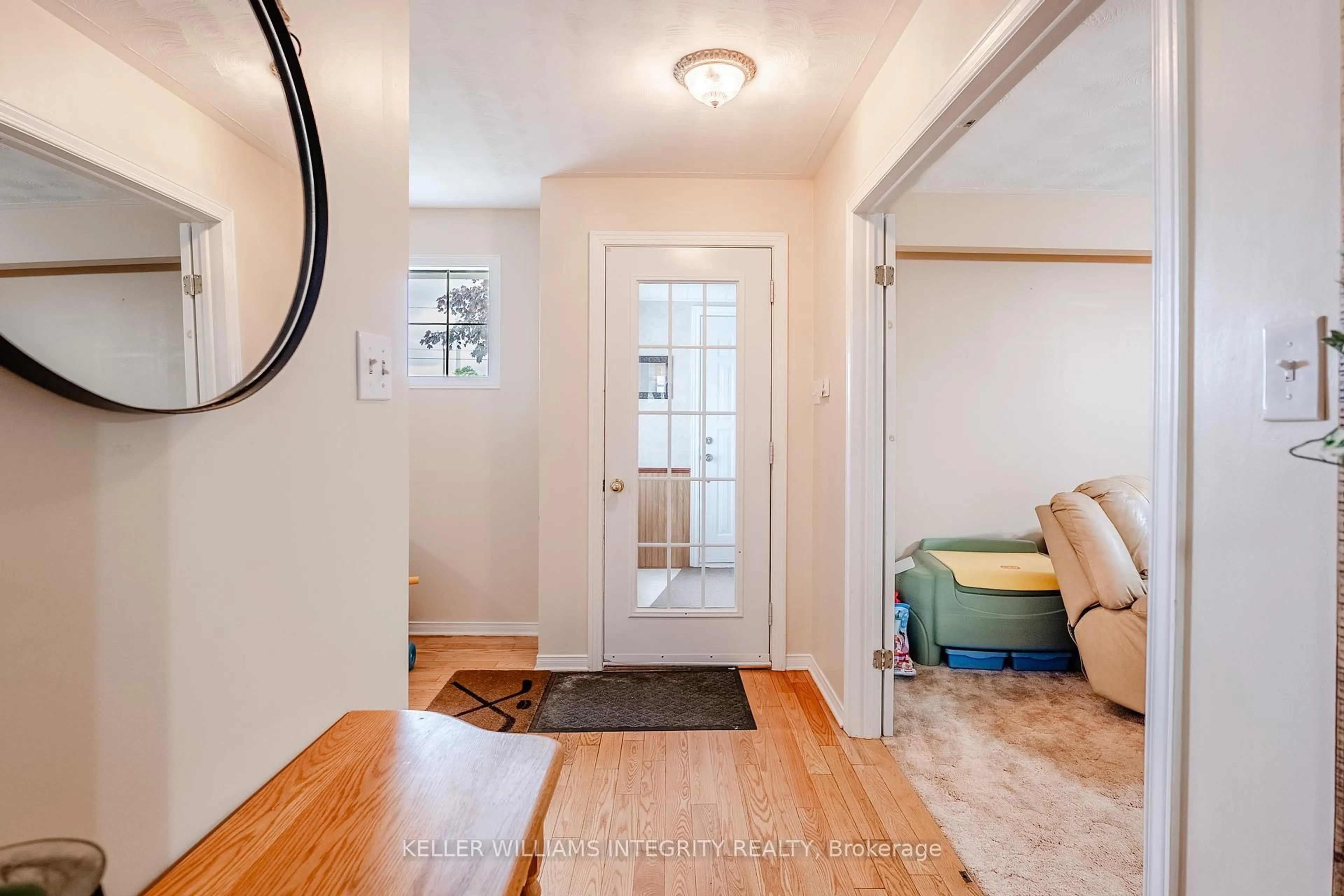 Indoor entryway for 113 Ellen Ave, Cornwall Ontario K6J 3L8